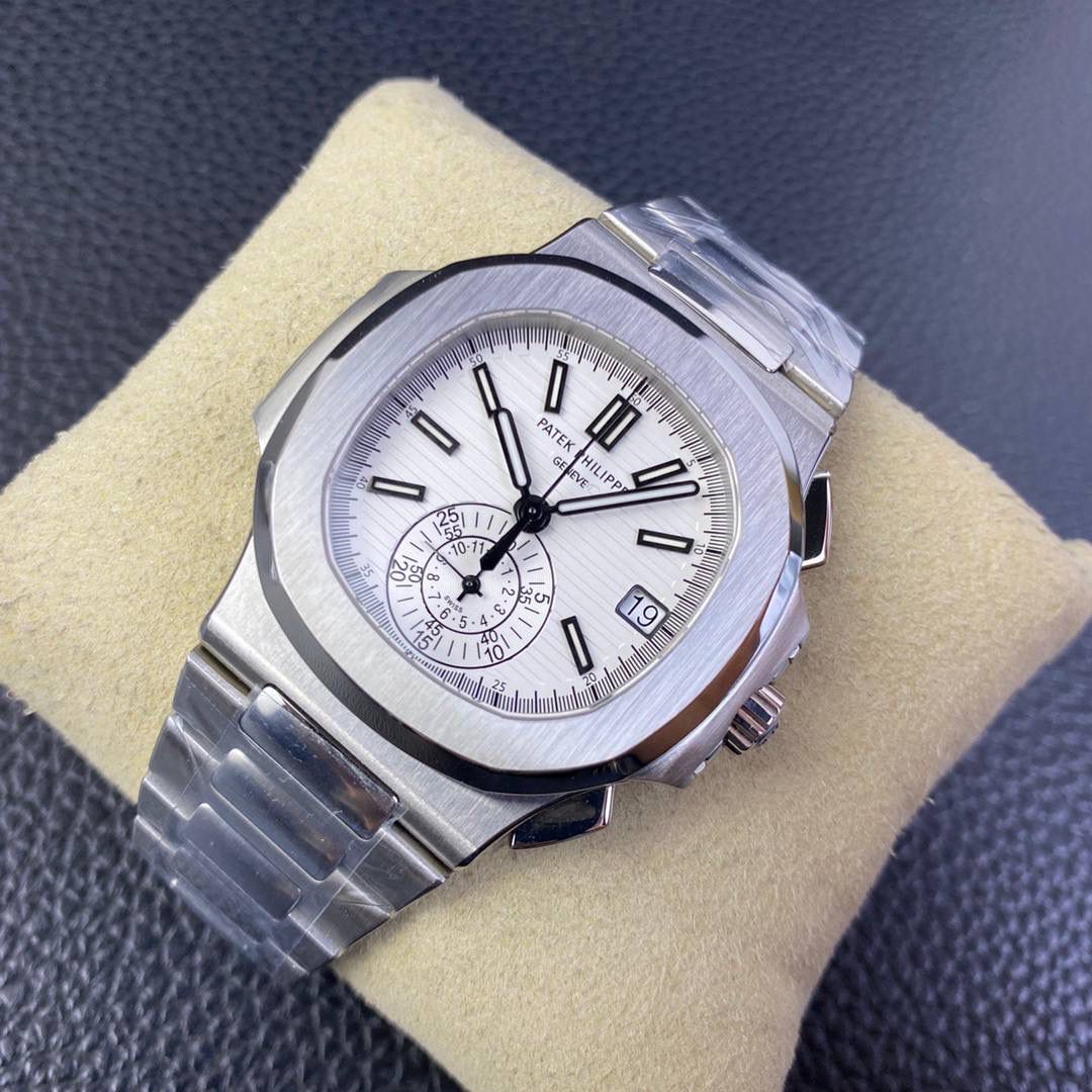 百达翡丽5980系列！ 表径40.5MM最佳舒适佩戴尺寸，标识性的鹦鹉螺精钢表壳打磨精致，正面拉丝处理。 华丽的表盘，灵感来自第一只百达翡丽Nautilus的表盘颜色。但具有更丰富的色调。位于6点钟位置的单计数器计时码表实际上就像在手表内部装有另一只手表。读取经过的时间再简单不过了，因为小时和分钟是在一个12小时的寄存器中计算的。3点位置的日期孔完善了表盘的设计。 PPF自研百达翡丽计时机芯CH 28-520，由327个特别完成的零件，35个珠宝和13个桥组成。机芯在完全缠绕时以28,800vph的频率跳动时可提供超长的动力储备，机械美感通过蓝宝石背透后盖一览无遗。 表带手链结构完美坚固，具有缎面磨砂和镜面抛光交替效果。纯粹的视觉享受，佩戴起来极为舒适，配备了Nautilus折叠式双折叠表扣，并配有翻盖锁，以提供额外的安全性。