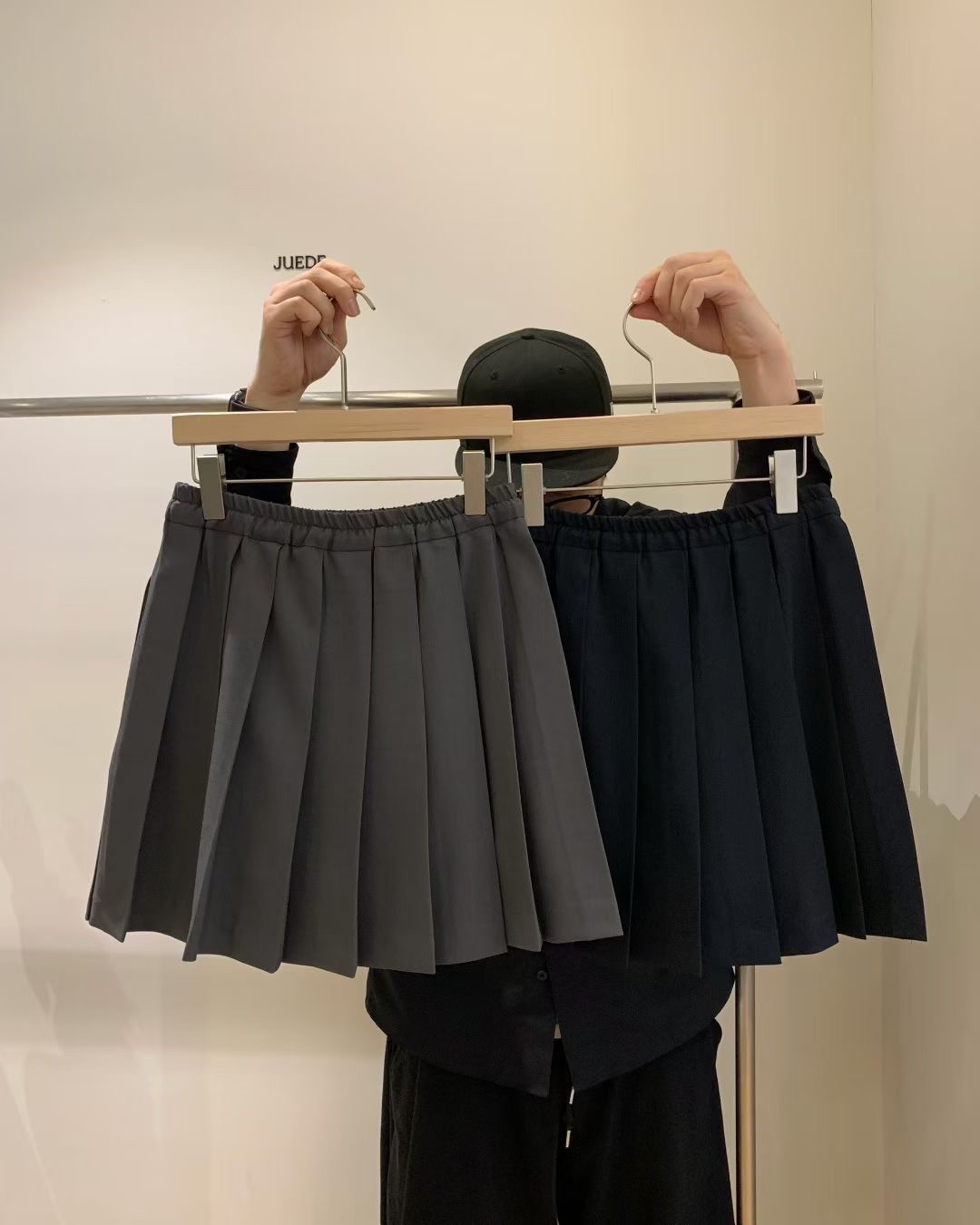 HUG PLEAT SKIRT