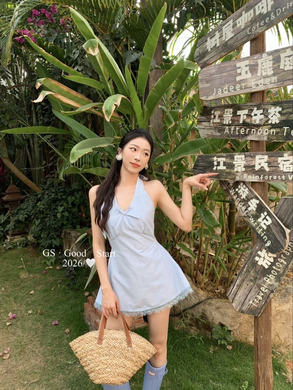 1796 Lace trim halter skirt | 氛围蕾丝边饰挂脖裙子