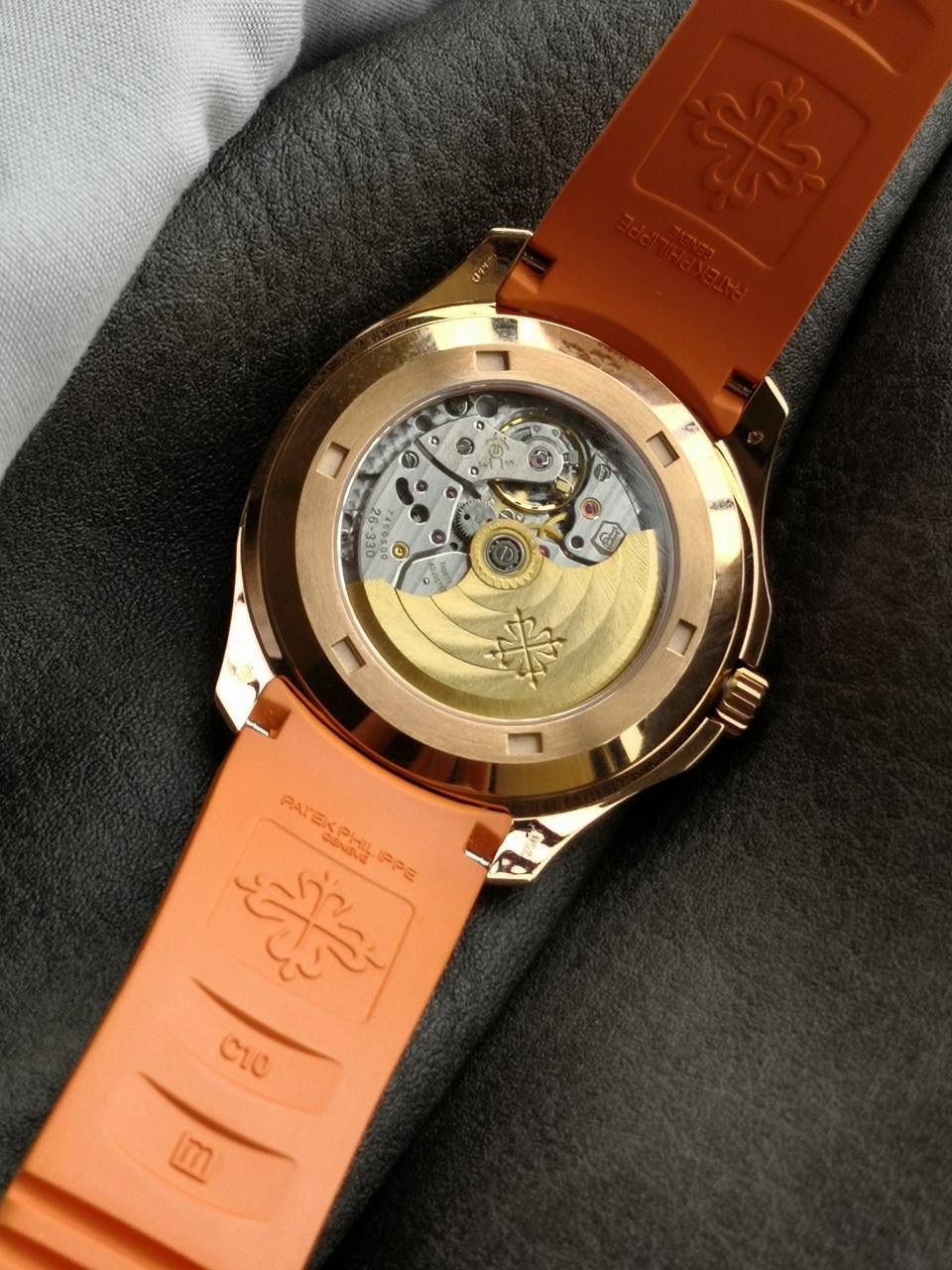 🌐百达翡丽AQUANAUT系列5167R-001腕表，红金表壳搭配橙色天然橡胶表带，深棕色表盘，搭载Cal.324 S C型自动机械机芯（编码26-330），40毫米。🌐