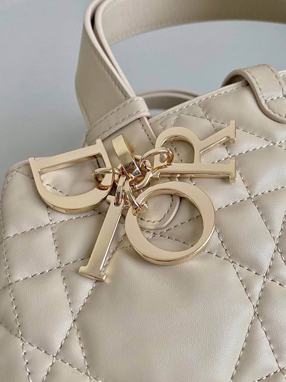 胭脂米色中号❗️ 𝗗𝗜𝗢𝗥 𝗧𝗼𝘂𝗷𝗼𝘂𝗿𝘀手袋，大爆款 请焊在我手上！有大中小三个尺寸多种颜色 大号慵懒有范，中号更日常，小号迷你的可爱 带你大杀四方的一只，不受任何风格限制 这季的重磅爆款，还不冲在等什么呢🥹👜😋 28.5×19×21.5cm，#m1292m