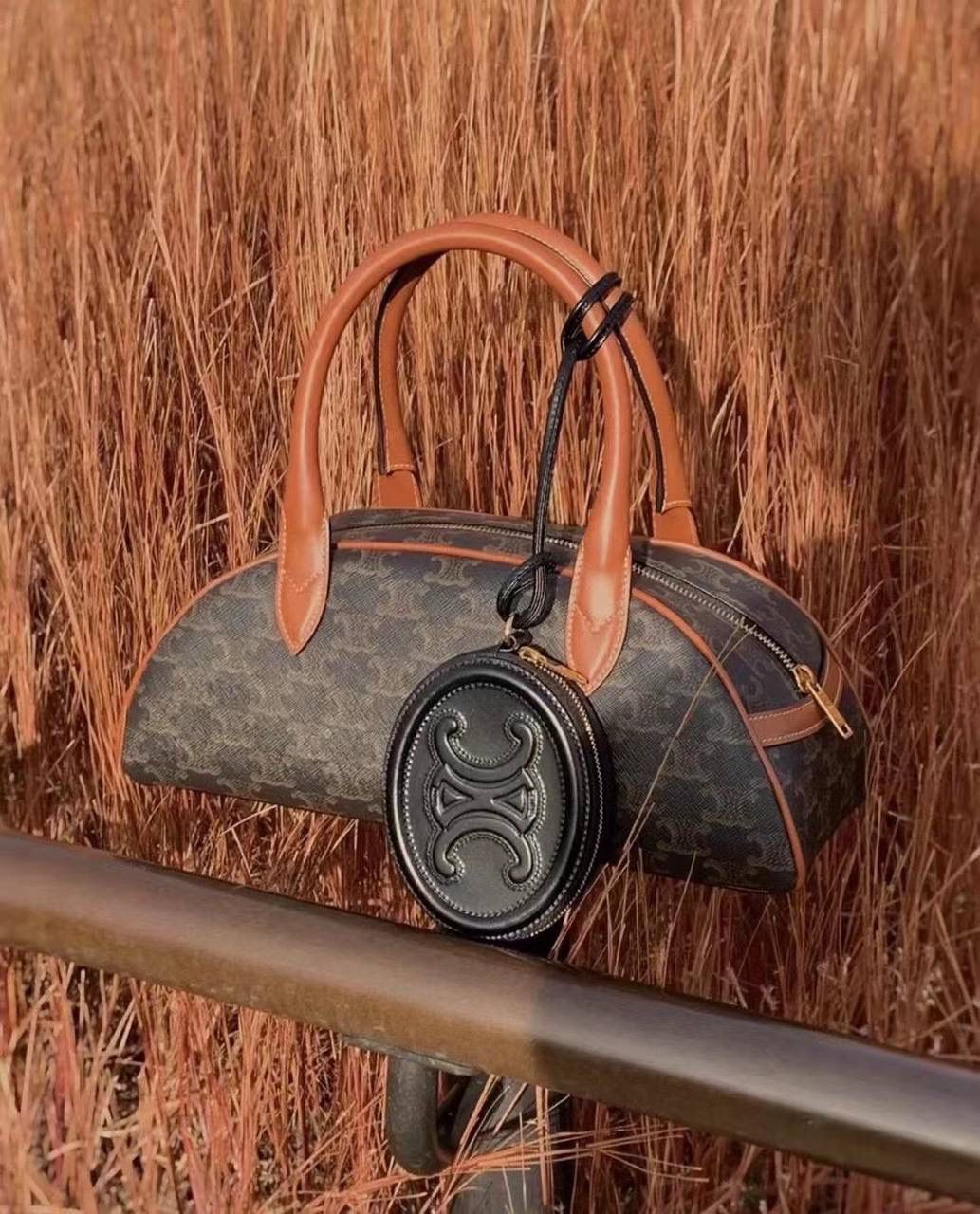 🔥大货实拍图 𝗖𝗘𝗟𝗜𝗡𝗘 ♥ 𝗧𝗥𝗜𝗢𝗠𝗣𝗛𝗘 𝗧𝗘𝗖𝗞𝗘𝗟 型号：197402 尺寸：31*14*10cm 钟情于CELINE的原因之一，可能就是因为她有着吸引人的百变感，不管是平时上班通勤，还是约会聚会，上身都很百搭而且很给整体气质加分，一点儿都不挑场合，能跟我的每一套搭配都融合的很微妙。