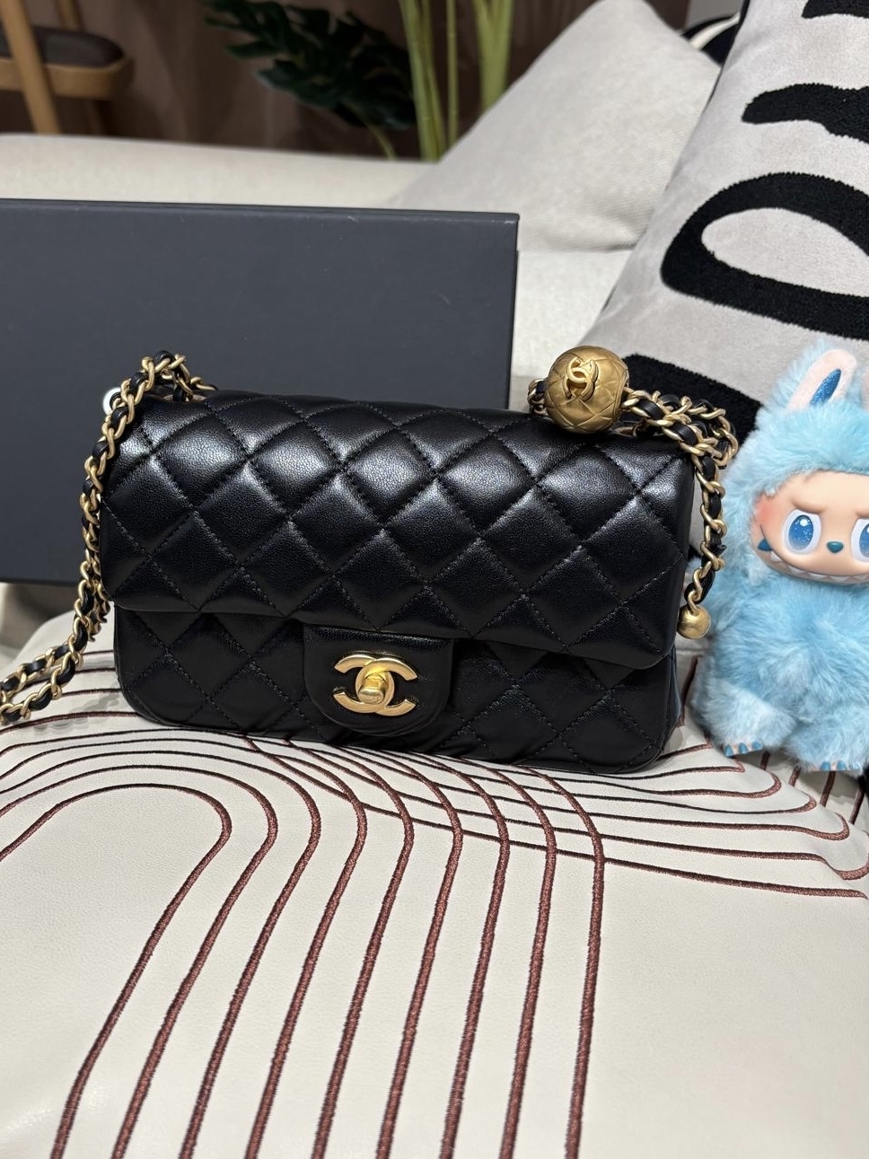 Chanel Mini flap bag with pearl crush 金球cf20 AS1787 ,100%Authentic ,99%new unused ✅晶片✅dust bag✅盒