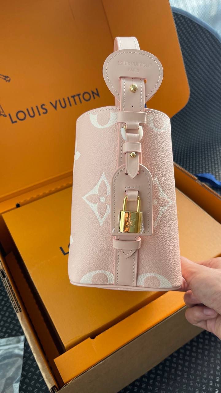 LV ALL IN BB粉色👜✨ 来看包型的变化 自身的功能真的非常吸引人！ 首先包包自身本来就有4种的形态随你变换！！ 蝴蝶结你想放在哪儿都能给你设计明白，allin就是容量足够大，出门旅行你想拿什么都能给你装好！！ 简单的水桶包型，把包身两侧的挂钩连起来，还可以 get一只“菜篮子” 前后再捏起来，它还可以变成一只可爱的小福袋， 真的好神奇！😍😍