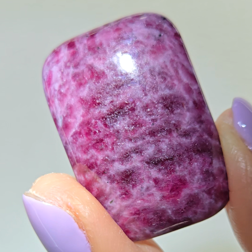 Ruby cabochon with marbling and UV reaction - RBY117