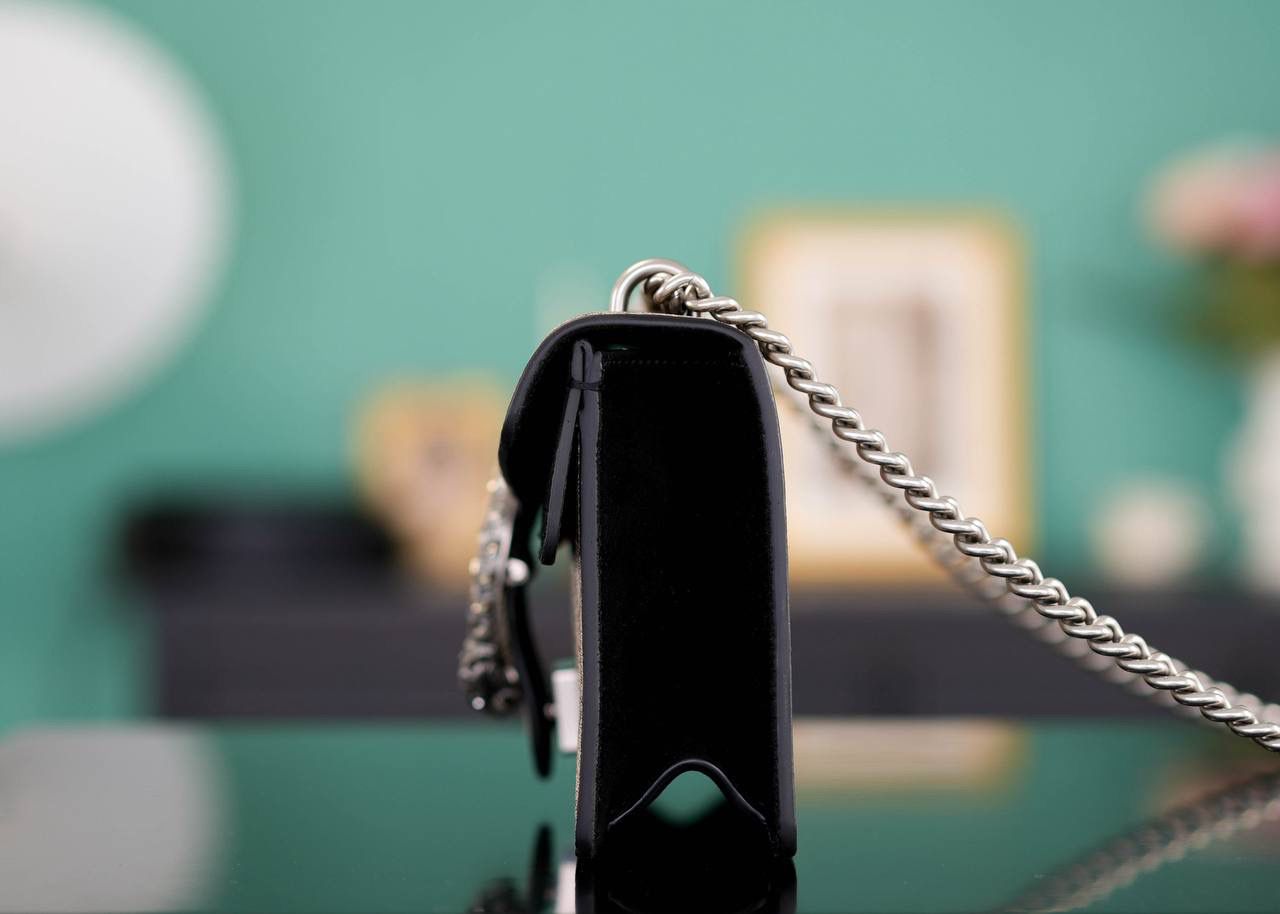 🥯GG。 Dionysus系列经典酒神 钻扣黑色25cm 正品售价¥24.000 新尺寸设计一出来让人拍手叫绝 GG的设计师真的太懂女人了 从前纠结大号太大小号太小的姐妹，这会可以冲了 最新的酒神钻扣新款虎头镶嵌上了施华洛世奇水晶钻，整个包洋气时尚特别气质 而且改良后的包身自重很轻，尺寸大小很完美 官方款号 499623 尺寸：25x13x7cm