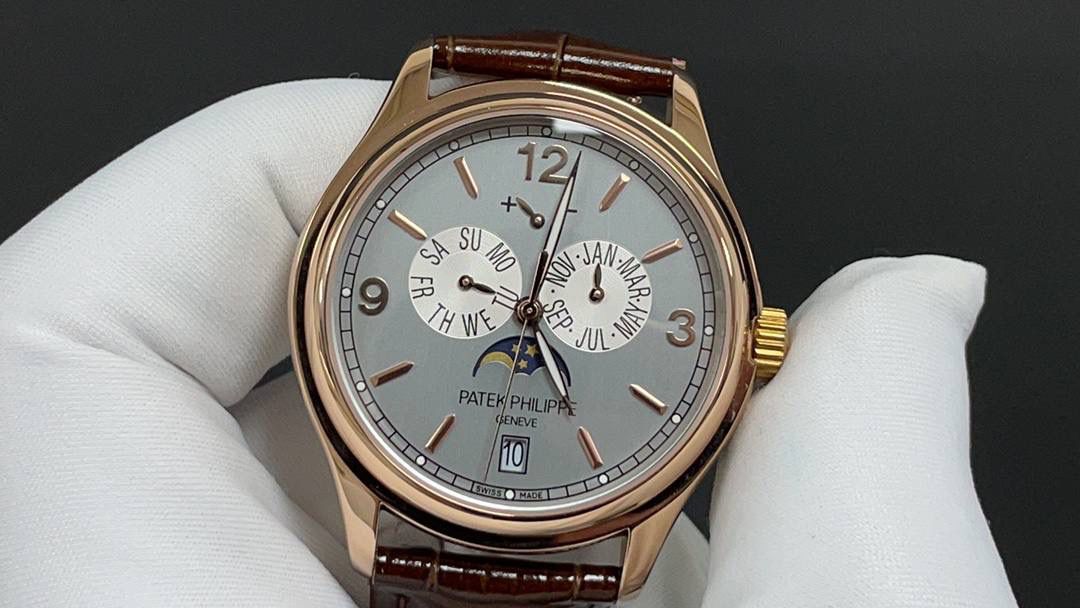🌐新款到货🌐 百达翡丽最热门款式，PP复杂功能计时系列5146R 5147。功能方面的巧妙构思，外观上的合理布局，以及优越的机芯性能，无一不体现出百达翡丽大师们的独特设计，一件经典的艺术品。 采用39mm表盘直径，高性能Cal.324自动机械机芯，具备年历，日期，月份和月相显示功能，提供了强大的时间衡量功能，表盘设计中心大秒针，是时间易于读取。 相信这样的一款腕表会是很多爱表人士所梦寐以求的，但是就如它水中月的意象一样，可遇而不可求，所以，如果有个机会出现在你面前，那么就好好珍惜吧。