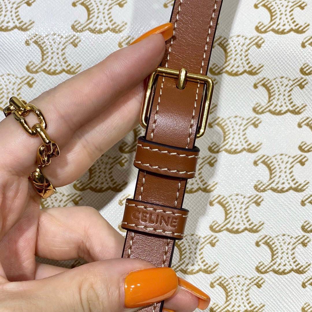 🔥大货实拍图 𝗖𝗘𝗟𝗜𝗡𝗘 ♥ 𝗧𝗥𝗜𝗢𝗠𝗣𝗛𝗘 𝗖𝗔𝗡𝗩𝗔𝗦 𝗙𝗢𝗟𝗖𝗢 马鞍包在IT Bag的世界里总是占着一席之地，经典百搭 经得起时间的推敲，被喻为行走的气质神器 ，FOLCO流畅圆润的包身线条和凯旋门老花设计搭配老式旅行箱开口扣，让人轻松get俏皮复古摩登的画报女郎。 型号：191502 尺寸：18*17*6.5cm