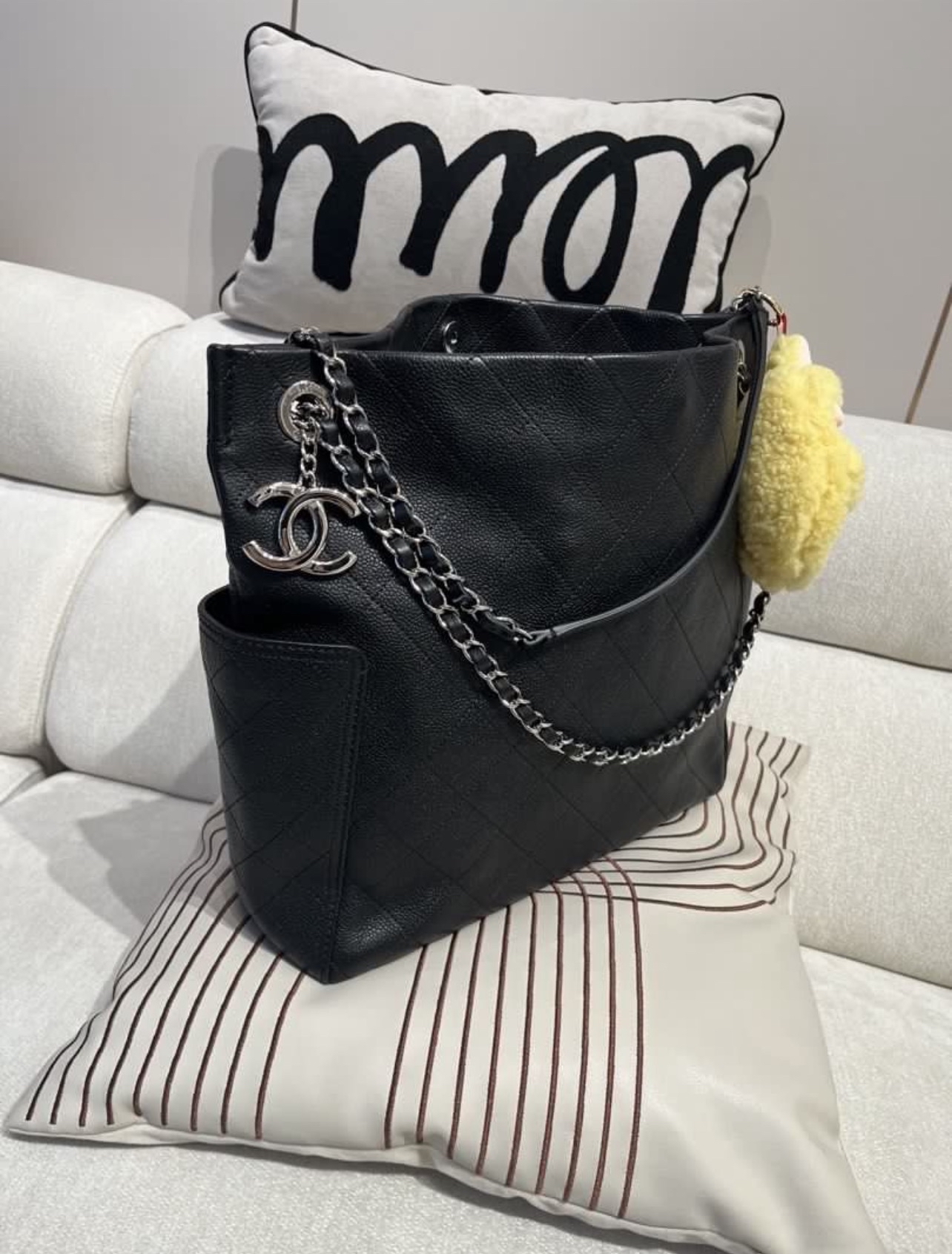 Chanel Shoulder Bag Calfskin 黑色魚子醬牛皮100%Authentic, 98%New ✅19 Card✅Dust bag