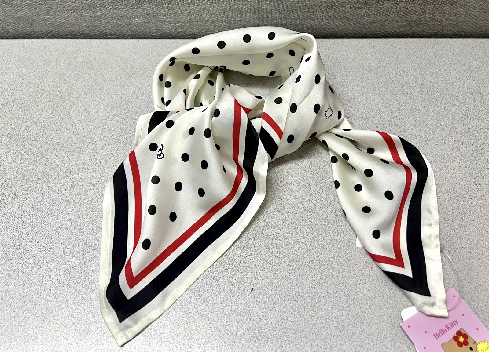 🎌日本直送🎌 Hello Kitty 限定絲巾