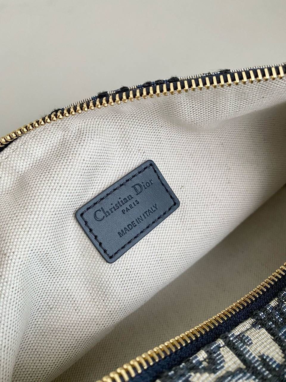 🈶老花蓝中号（配肩带） 𝗗𝗜𝗢𝗥 𝗡𝗼𝗺𝗮𝗱手提包/饭盒包🍱 又一重磅推荐了！近几年的饭盒包大火！ 各个品牌都有推出过，简直谁用谁可爱啊 复古老花帆布材质，随意揉捏不变形 日常通勤，出差当化妆包也是非常可以 我更爱它的金属插扣太高级，绝杀细节控 22×13×9.5cm #6801m