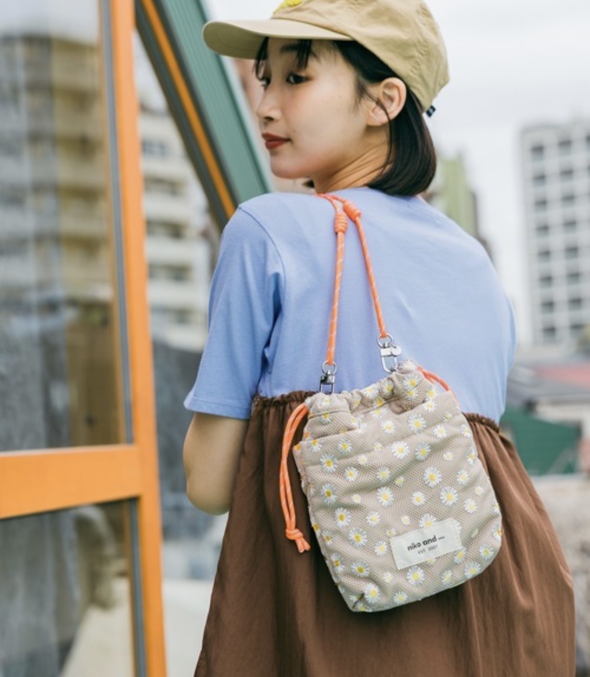 niko and ... 小雛菊刺繡網眼抽繩斜背包