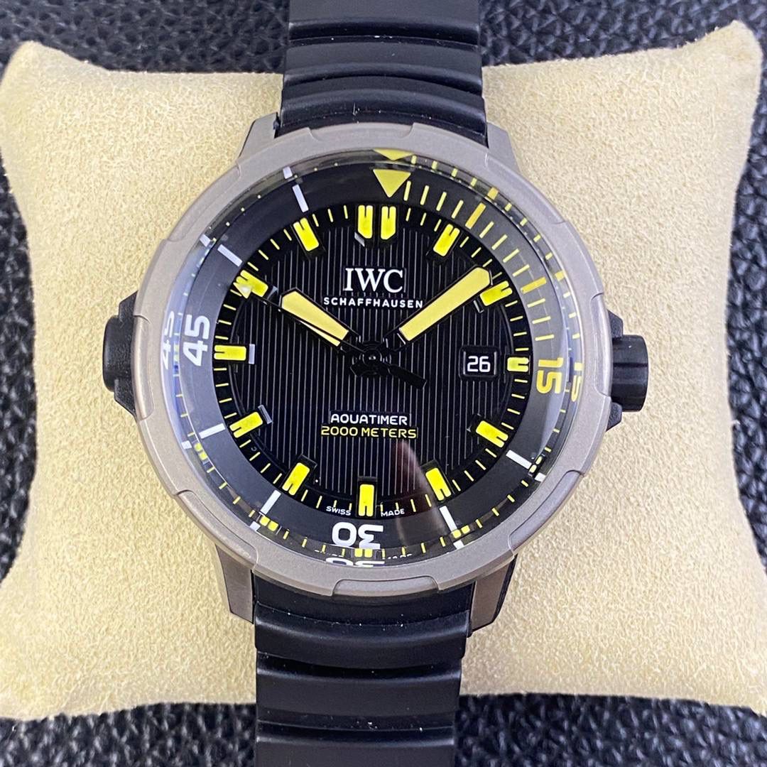 最新款上即将来袭，海洋王者不止水鬼，深海之星万国海洋时计2000自动腕表——只为男人制表！ 专为潜水员及潜水爱好者打造顶级潜水仪器，即使是对于极端的水下作业也不在话下，表壳直径46mm，以钛金属打造。腕表采用一枚造型精美的穹形蓝宝石水晶玻璃表镜，富有机械感的齿轮形表冠，黑色橡胶表带！机芯采用亚洲超级稳定的Aisa2824全自动机芯，3点简洁的日历窗口，表底深海潜水员的经典潜水头盔，一款适合生活悠闲及夏天潜水游泳的最佳选择🔥