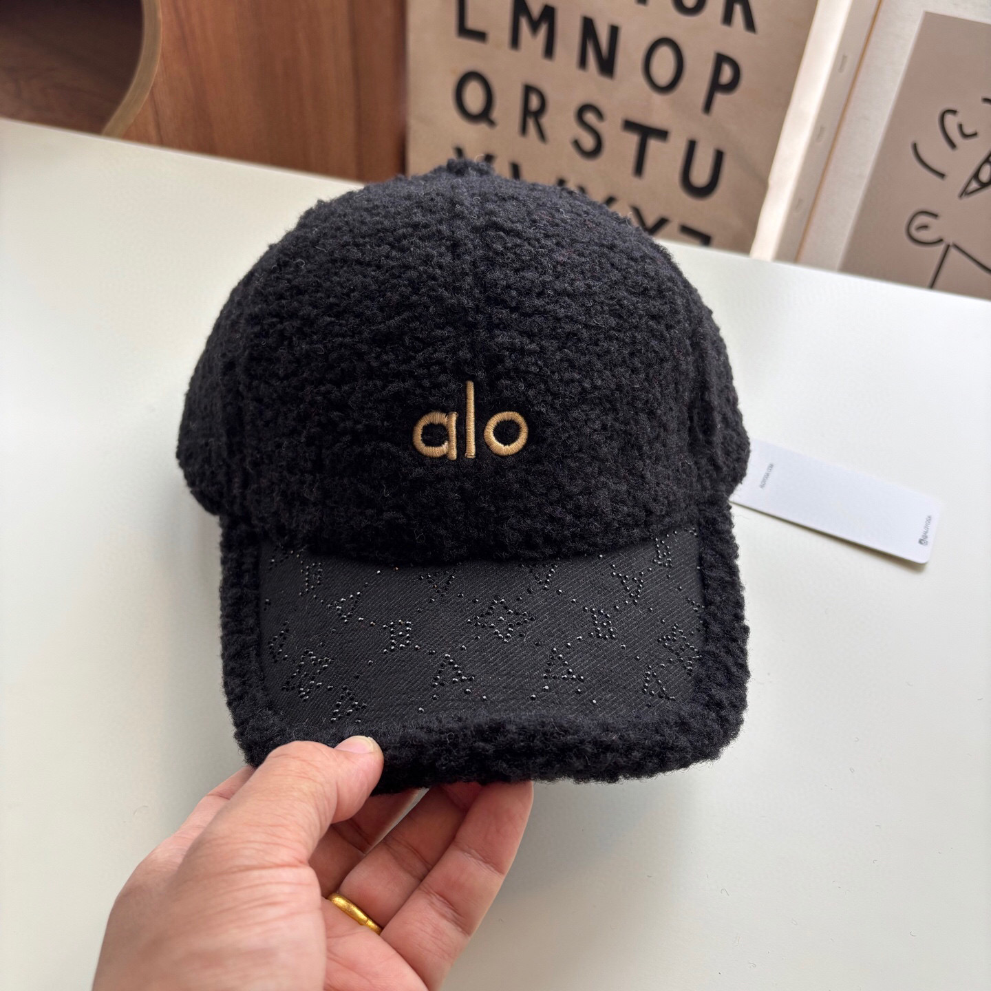 $79件。2件起$70件。ALO 秋冬羊羔絨棒球帽Alo Yoga 潮流達人極力推薦款