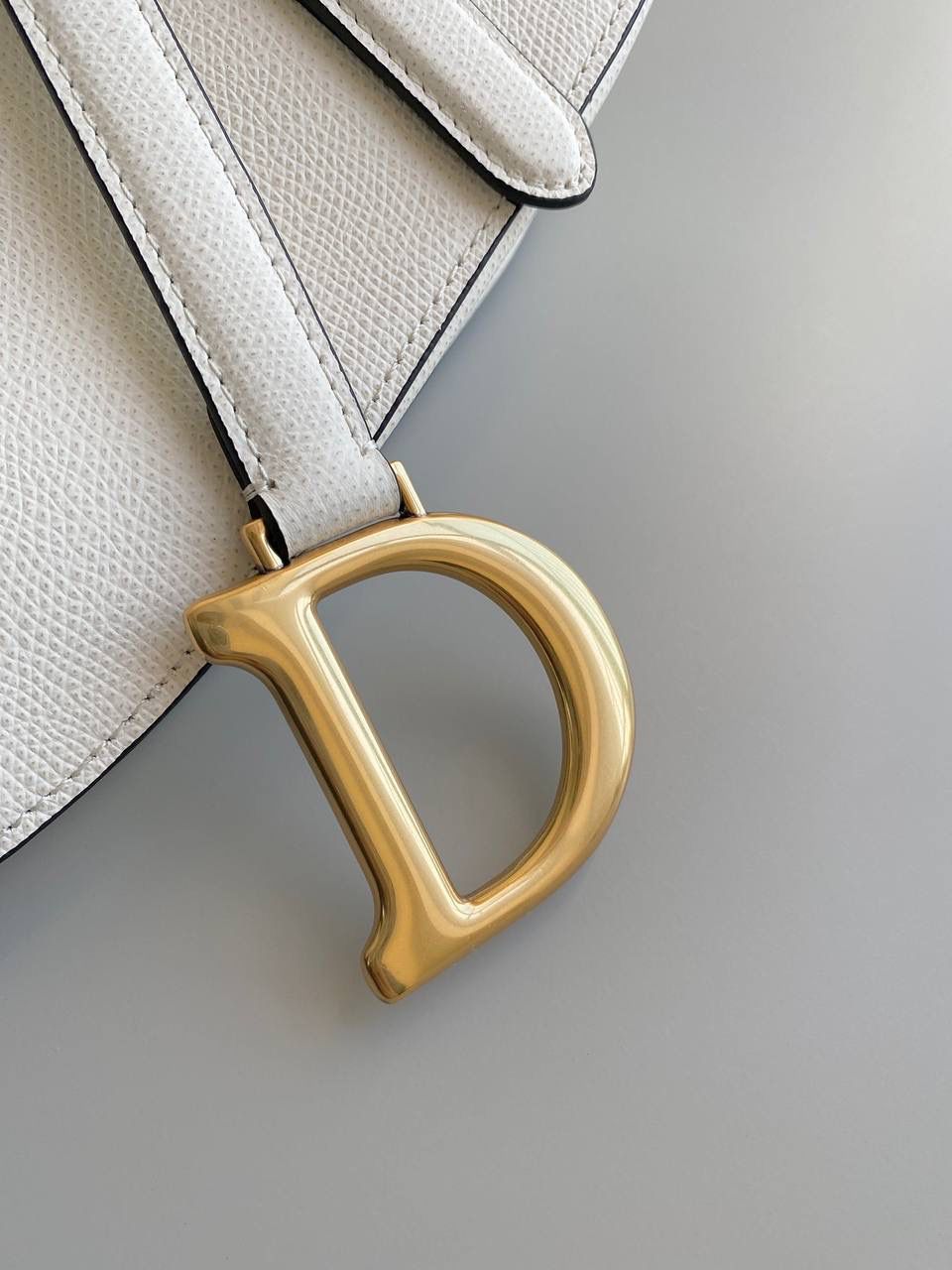 🈶掌纹白大号（配肩带） 𝗖𝗗 𝗦𝗮𝗱𝗱𝗹𝗲 经典马鞍包 王者中的王者，地位不可撼动 席卷了整个时尚圈今年依旧火爆啊 这次新发售款推出自配备的细长肩带了！ 重点还是可拆卸可调节长度，爱惨！ 终于！不用再花钱去配搭，更是省下一笔 怎么能不冲！也再次把热度推向巅峰 大号：24×6×18cm，#8006m ⚠️肩带最长103cm，最短88.5cm 小号：17x5x15cm