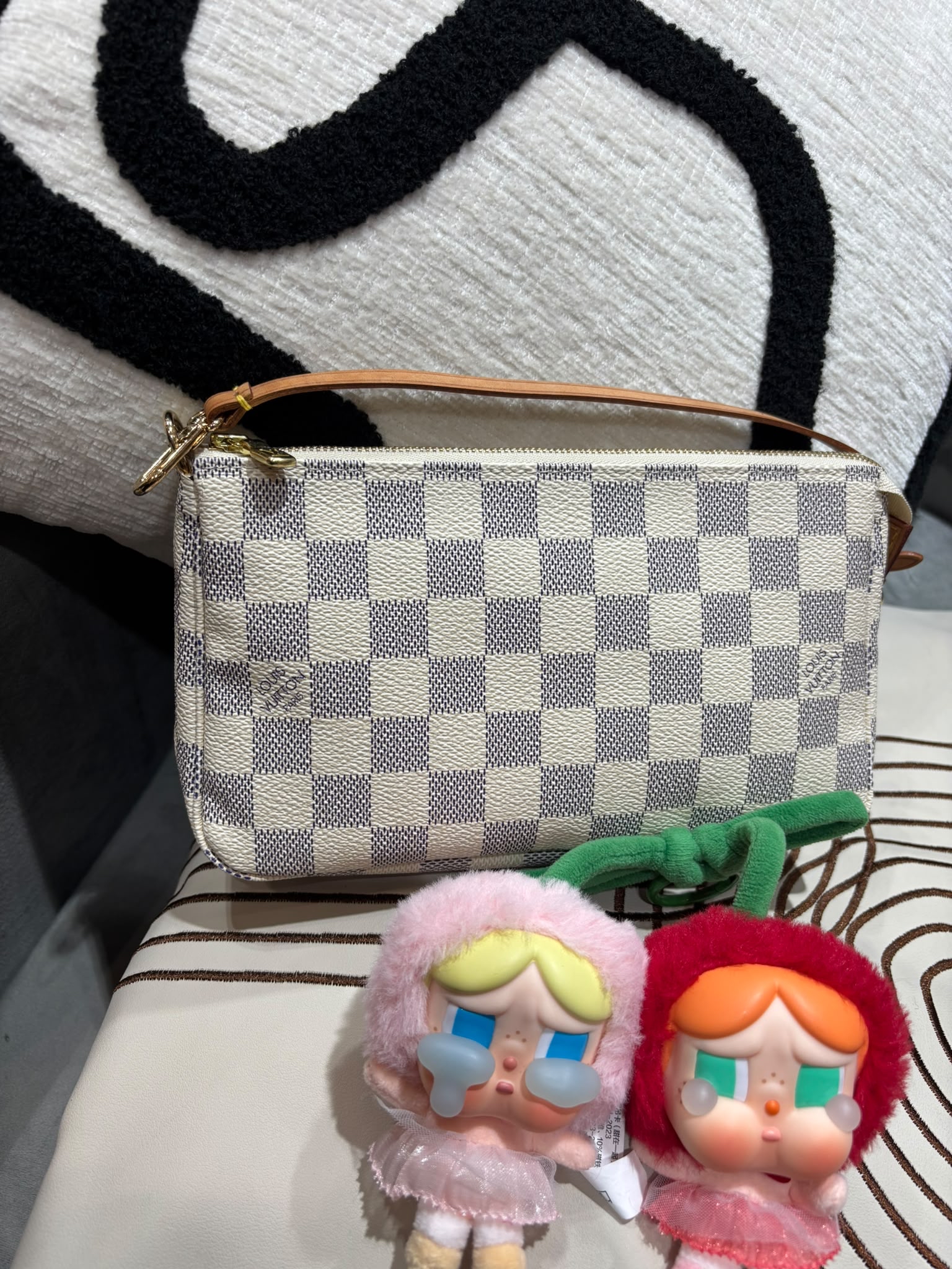Louis Vuitton LV Pochette 白色棋盤格hobo bag 100%Authentic,98%new  