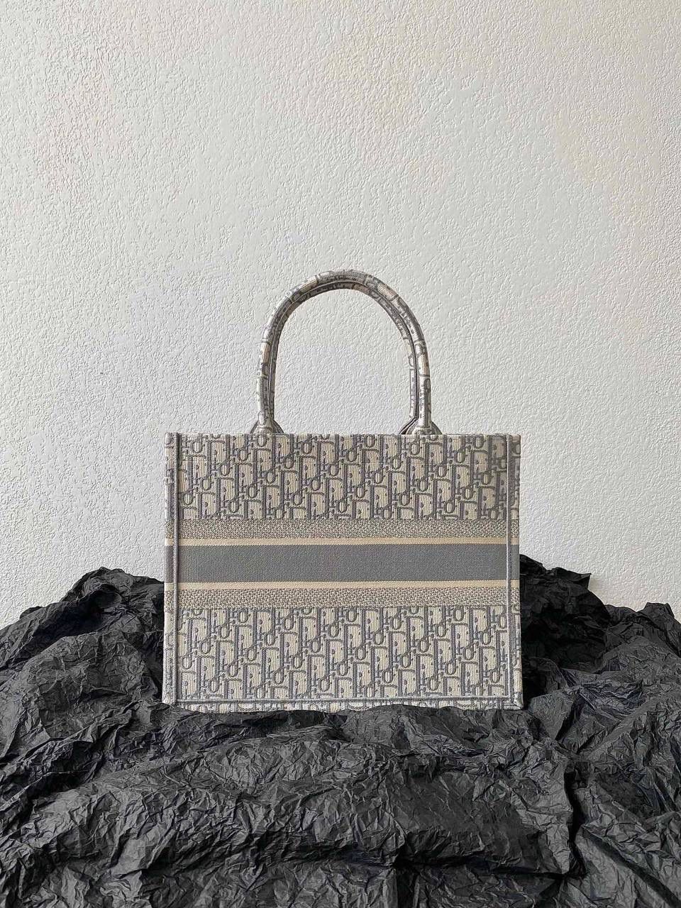 🈶老花灰，中号 𝗗𝗜𝗢𝗥 𝗕𝗼𝗼𝗸 𝘁𝗼𝘁𝗲 购物袋 火遍大街小巷，席卷整个时尚圈 浓厚的复古艺术气息简直是行走的艺术品 全手工立体刺绣 凹凸有致 超大容量❤️‍🔥🤩 特别适合想把整个家带出门的姑娘 妈咪袋 公文包 旅行出游好帮手 时髦精人手一只的经典款 36×27×16cm