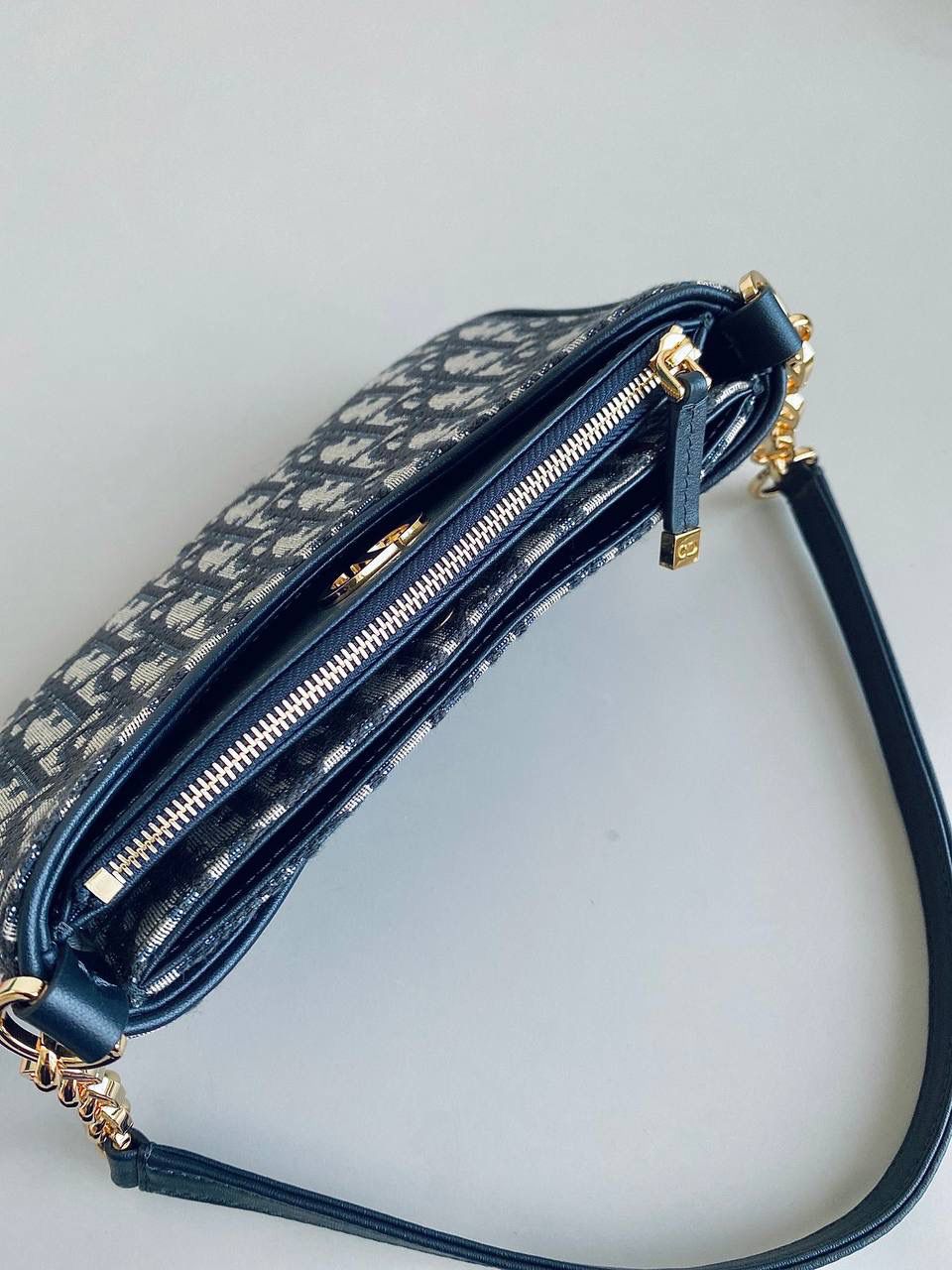 🈶老花蓝，三合一 𝗗𝗜𝗢𝗥 𝗛𝗼𝗯𝗼 𝗔𝘃𝗲𝗻𝘂𝗲腋下包 不得不说老花➕三合一➕腋下 简直绝美组合，这只肯定物超所值 两个卡夹可拆卸，日常单用都很惊喜 一个全皮配有小拉链，内袋有卡位 一个老花配有按扣，安全性都考虑到了 无论日常约会或上班通勤，我给满分！ 主打的颜值与实用并存！女生们冲冲冲 谁不爱这么轻巧精致的腋下包啊~~ 21×13×5cm，#6525m