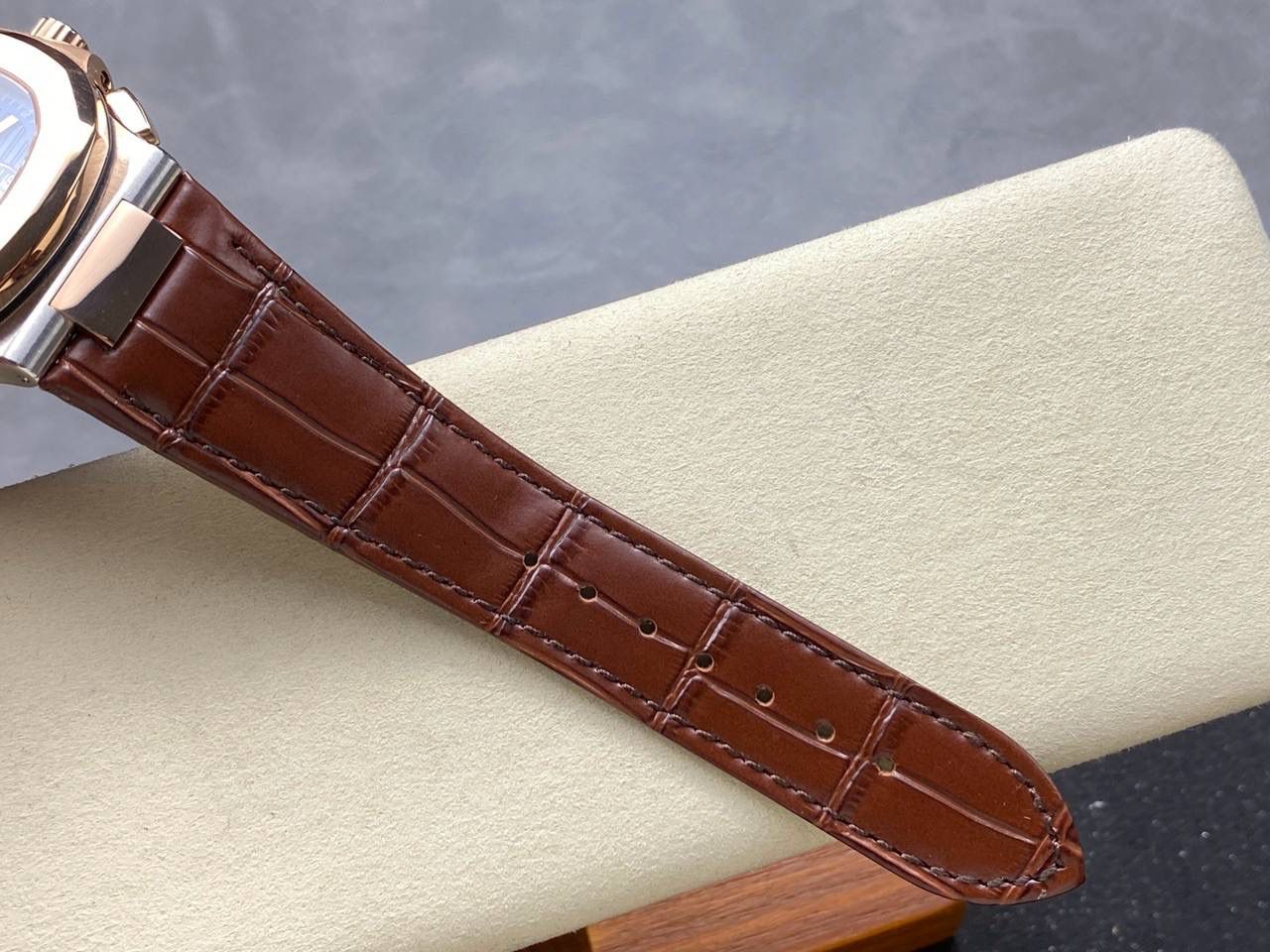 V2版真功能🌐真小秒！3K工厂 百达翡丽鹦鹉螺5980/1A-014多功能计时腕表V2版本，真小秒、真功能！【表壳】腕表尺寸40.5毫米，同正品一致的枕型表壳采用正面拉丝，侧面抛光的两种工艺组合，层次感分明，质感十足。尽显精湛工艺。【表带】采用原装表带一比一量身打造，每节表带的中央抛光部位，都能呈现钻石的形状，尽显高级质感。【机芯】3K厂采用定制版PP.CH28-520机芯，完美还原正品，时分秒，日期，和计时大秒功能。3K匠心之作，欢迎各位表友品鉴🌐