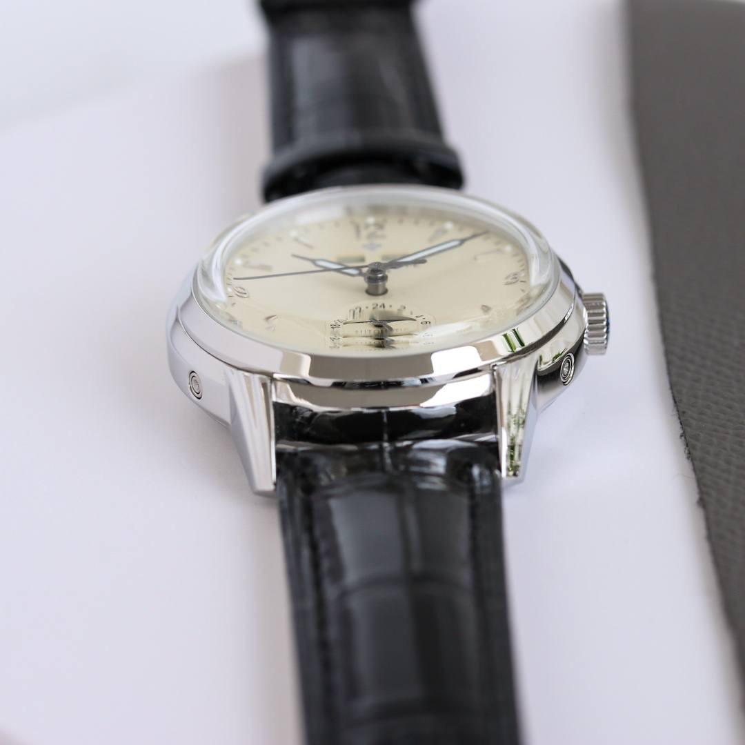 重金打造经典时计——百达翡丽5320G-001超级复杂功能时计直径40毫米一体冲压成型的双层式精钢表壳，致敬了经典的设计语言奶油色的表盘营造复古氛围，表盘边缘刻印有密分秒数刻度，配金质阿拉伯数字及五分钟凸圆刻度字钉，更有立体感。时分指针以巴顿式设计为基础，配以尖长的针尖，这特色造型是呼应了 1950 年代 Ref. 1463 计时码表的指针。表盘6点位置是月相显示和日期分拨。所有的万年历标志都很好，一眼就能读懂。内里搭置了仿324 S Q 自动上链机芯，是 324 自动上条传奇机芯的精装版本。机芯夹板桥经倒角，边缘作细意打磨，主夹板饰以鱼鳞纹，而夹板则缀以日内瓦波纹，夹板表面有包金雕刻，螺丝凹槽经打磨和倒角，连钻孔亦同样经打磨处理。搭配朱古力啡色牛皮表带，进一步带出复古气息。经典气息满满，欢迎表友品鉴👍👍