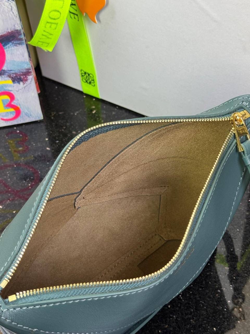 ♥️𝙋𝙪𝙯𝙯𝙡𝙚 𝙁𝙤𝒍𝒆 ——【香根草绿】 尺寸：𝟐𝟑-𝟔.𝟓-𝟏𝟓.𝟓𝐜𝐦 编码：522404 🎈经典几何为造型，以及柔软细腻的Napa牛皮，升级为可完全折叠的手拿包。 🎈自带一根🉑拆卸🉑调节的肩带，一包多背，多样化风格，秀场大放异彩😃日常实用性强👌 🎈配全套专柜礼盒🎁，给你满满的仪式感👀