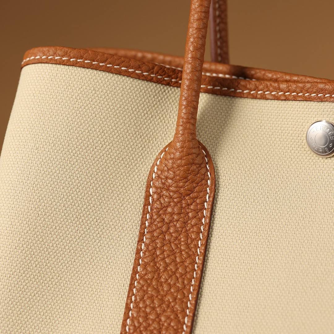Hermes 爱马仕 Garden Party 30 布配金棕皮花园包👜✨ 尺寸：30*20*13cm 配皮面料是采用法国原厂的Togo皮，纹路清晰，颗粒感饱满，手感细腻，扑鼻而来的香味，爱不释手 版型真的是决绝子 喜欢大包的就入手吧 绝对不后悔的一款大购物袋😍💕