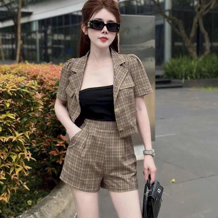 格紋西裝外套和短褲两件套