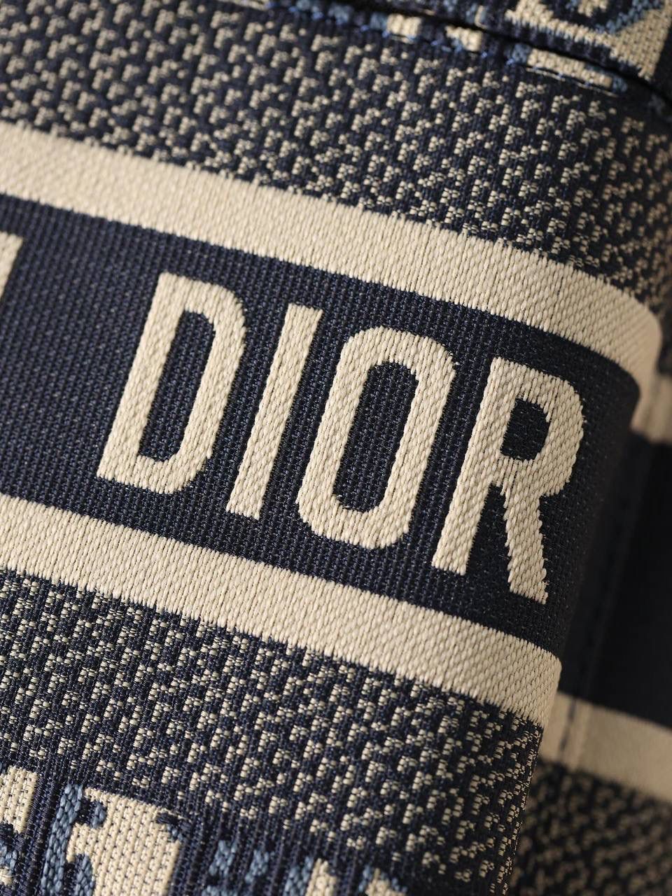 小号DIORTRAVEL 👜✨ 双肩背包蓝色提花面料 Oblique 印花 这款 DiorTravel 双肩背包巧妙融合 Dior 的标志性细节与时尚而实用的设计。 采用蓝色提花防水科技面料精心制作，通体饰以 Oblique 印花，正面饰以醒目的“CHRISTIAN DIOR”标志。 宽敞的主隔层设有拉链，可轻松打开，便于收纳和取用各种日常用品。 可手提、肩背或双肩背，搭配手柄和肩带。 尺寸：23 x 10 x 30cm