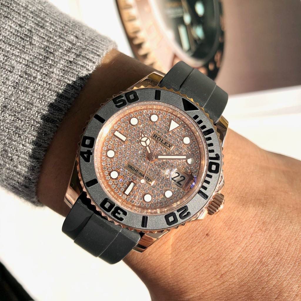 【经典名仕 一劳永逸】劳家爆款游艇名仕型系列m126655-0005男士腕表40mm钻面游艇出货，继续秉承AD家族优质特色、独家出品一表一码，三码合一 【机芯】搭载AD专注而制0️⃣返修、💯全新原装西铁城8215全自动机械机芯，走时精准，性能优异，动力储备高达48小时 【表壳】316L精钢表壳 高端同步防指纹[强]陶瓷圈口原版同步双向旋转，完美呈现与原版一致的弧度、光泽，超强高密度矿物质玻璃镜面，精致的做工完美秉承原装的潜水游泳🏊‍♀️性能 【字面】大厂同步超强夜光，夜光刻度、表针无瑕疵斑点、晶莹剔透，细节同步正品，内影圈刻字清晰，字体匀称 【表带】采用进口硅胶原版同步胶带搭配316精钢可调节表扣