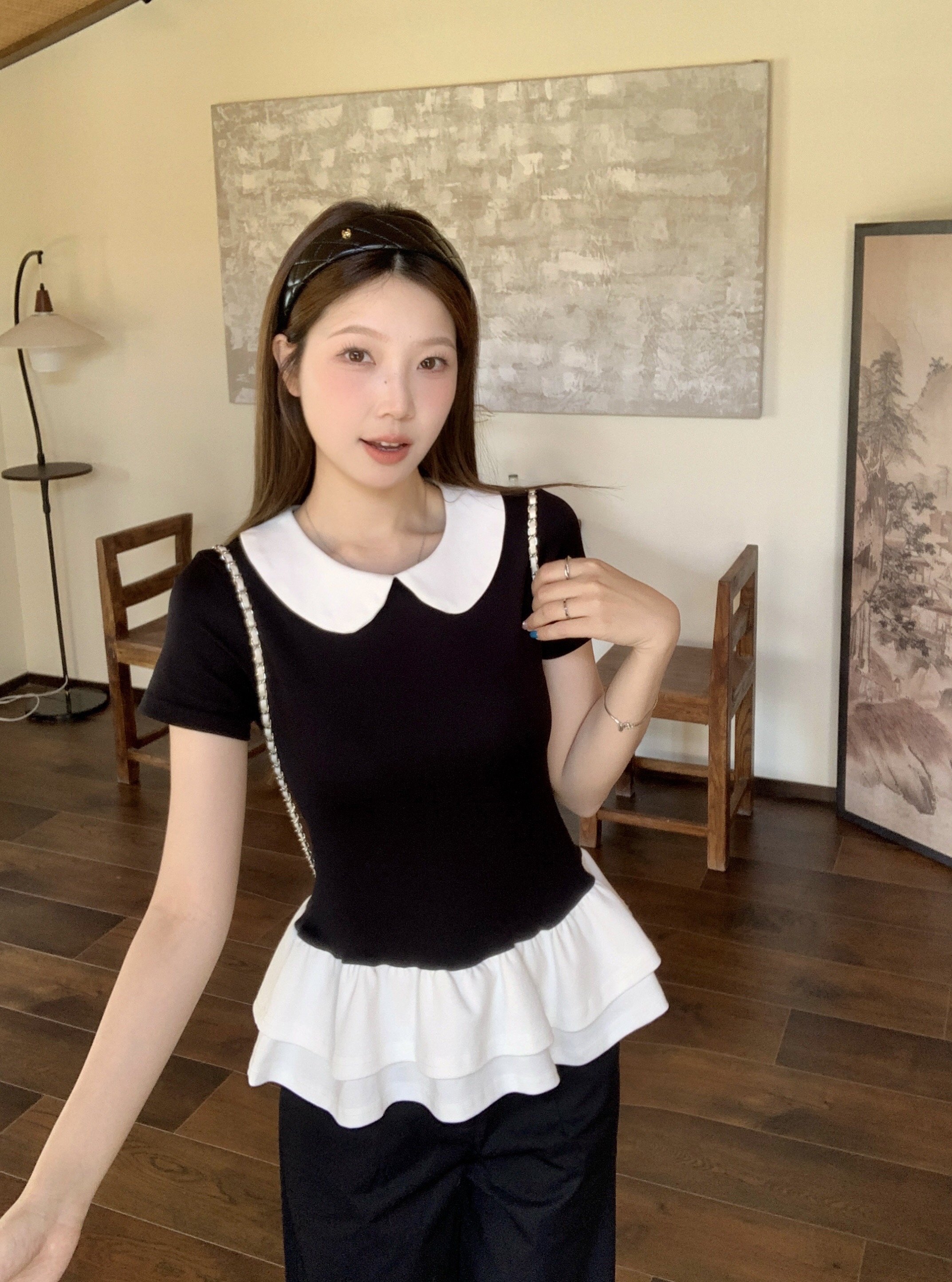 B136(9018) 韩系气质拼接白娃娃领与双层荷叶下摆黑上衣