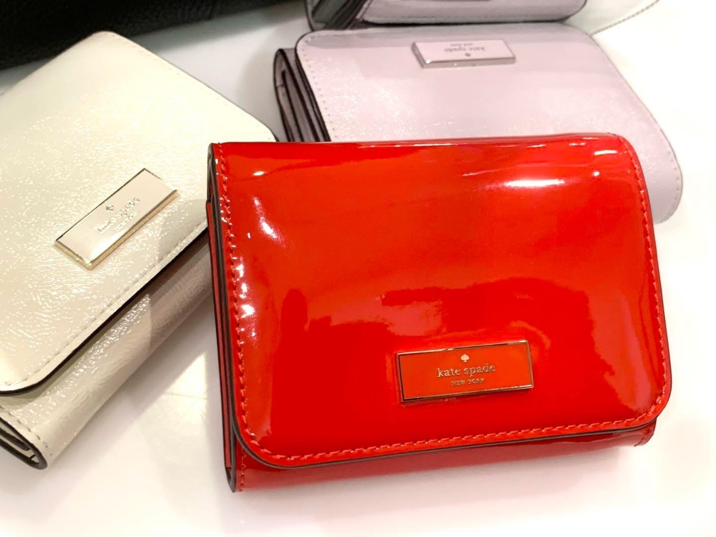 ✈️🇺🇸🇨🇦方便實用嘅Kate Spade ♠️ New York Outlet 短摺銀包現貨🤍🖤❤️💜