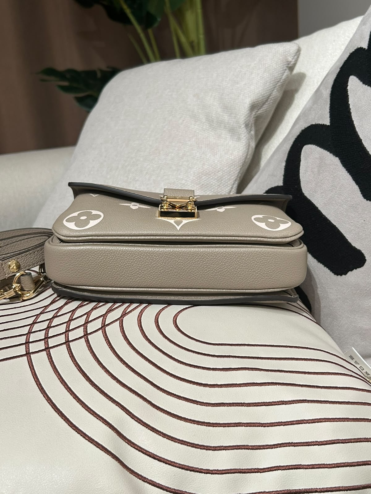 Lv Metis east west 100%Authentic,98%new ✅dust bag  