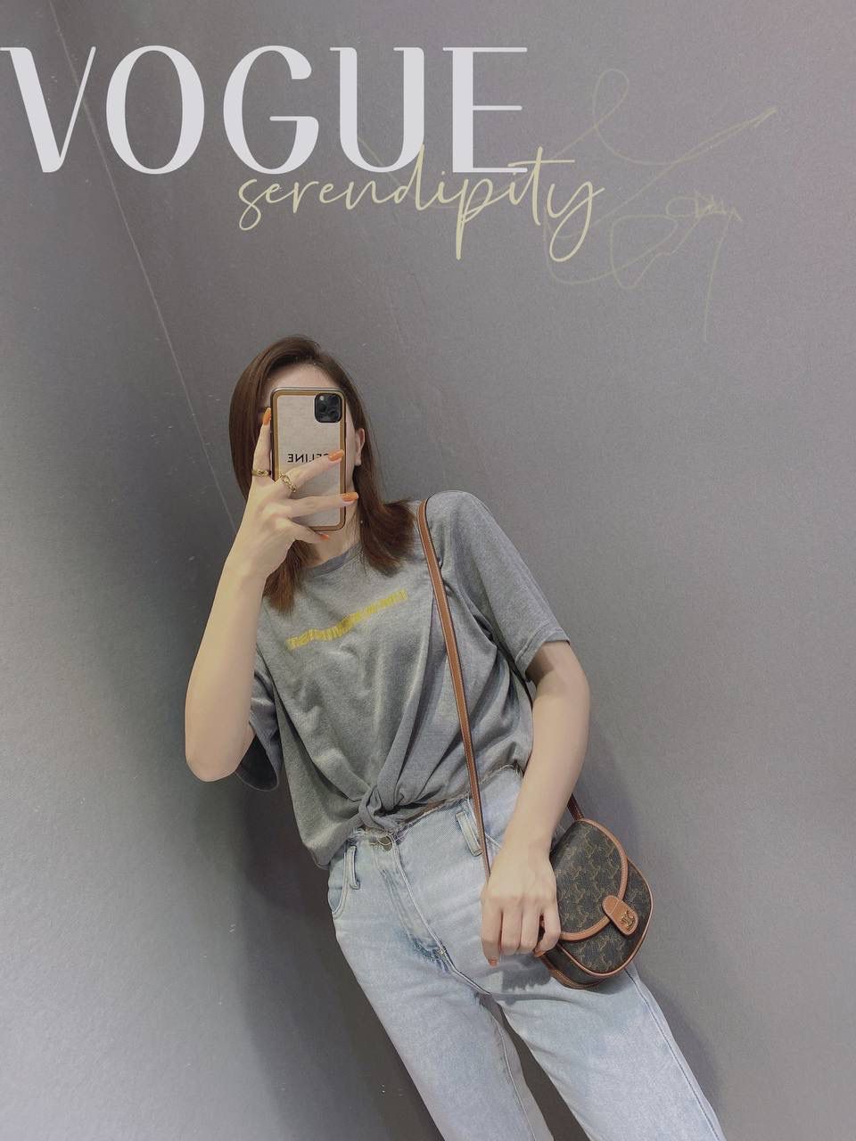 🔥大货实拍图 𝗖𝗘𝗟𝗜𝗡𝗘♥𝗧𝗥𝗜𝗢𝗠𝗣𝗛𝗘 𝗖𝗔𝗡𝗩𝗔𝗦 𝗕𝗘𝗦𝗔𝗖𝗘 嗨～复古老花yyds新草报道～圆滚滚的小马鞍很是讨喜🤩～ 型号：196702 尺寸：15*11*4cm 关于放手机这个问题，iphone 12 pro妥妥的放得下哦！还可以再放下卡包钥匙！话说现在姐妹们的手机大多都是捏在手上的吧😂所以更不成问题啦～