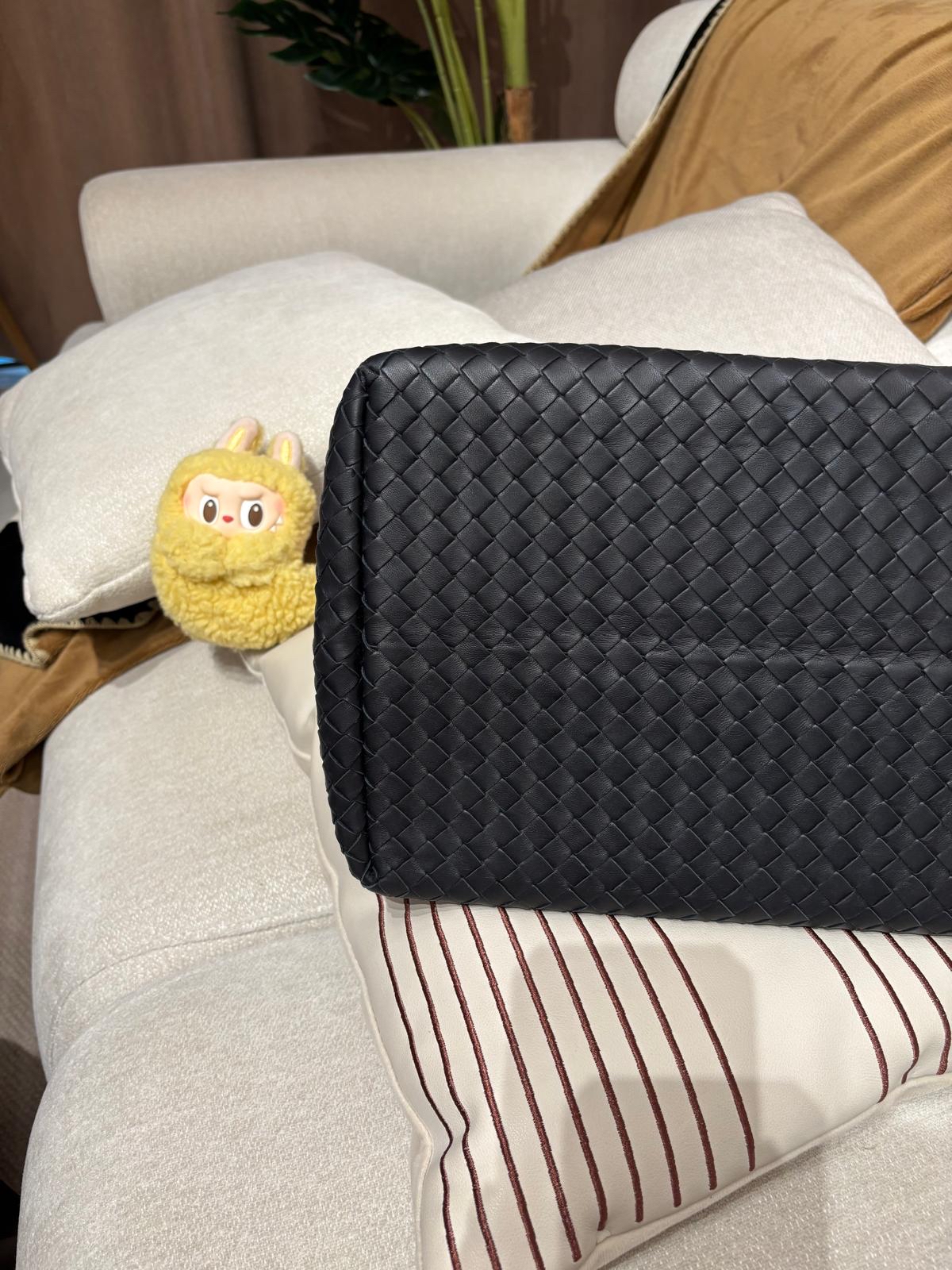 Bottega Venetia BV Shoulder Bag 100%Authentic, 98%New ✅Dust bag