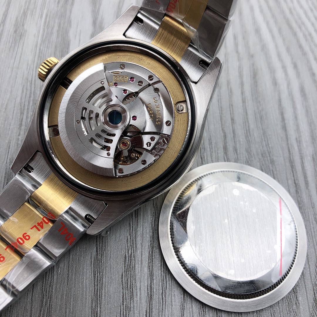 劳力士 Rolex Sky-Dweller ！纵航者型系列 m326933-0005 🎮OT1 【表壳】尺寸42MM，沉稳可靠、雍容大度！表圈采用劳力士Ring Command三角坑纹，旋转外圈可调转月份功能！抗刮损蓝宝石水晶，防反光凸透式放大日历窗【表带:】(蚝式钢)，蚝式，三排链节 🎮 蚝式摺扣配5毫米易调链节伸展系统【表盘】放射太阳纹理，刻度12小窗口红点月 份显示【机芯】搭载全自动机械9001机芯【功能】日期显示 月份显示 年历显示 双时区 🎮