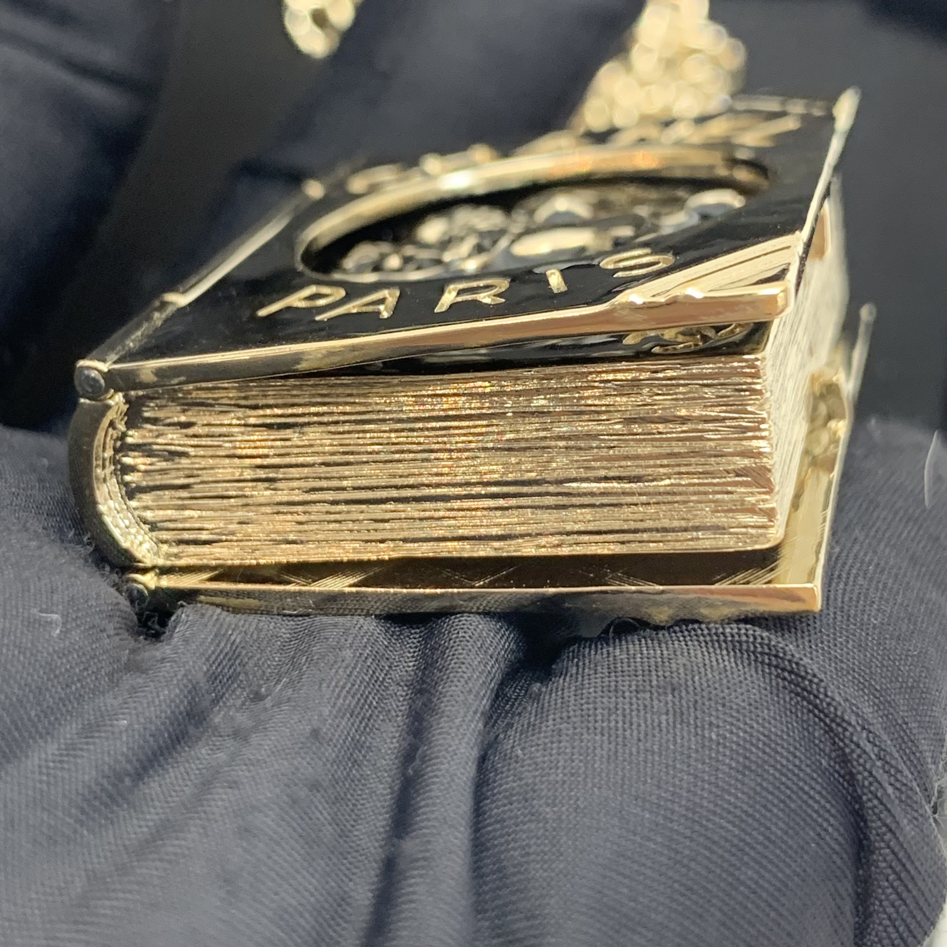 Chanel 黑金獅子書頸鏈