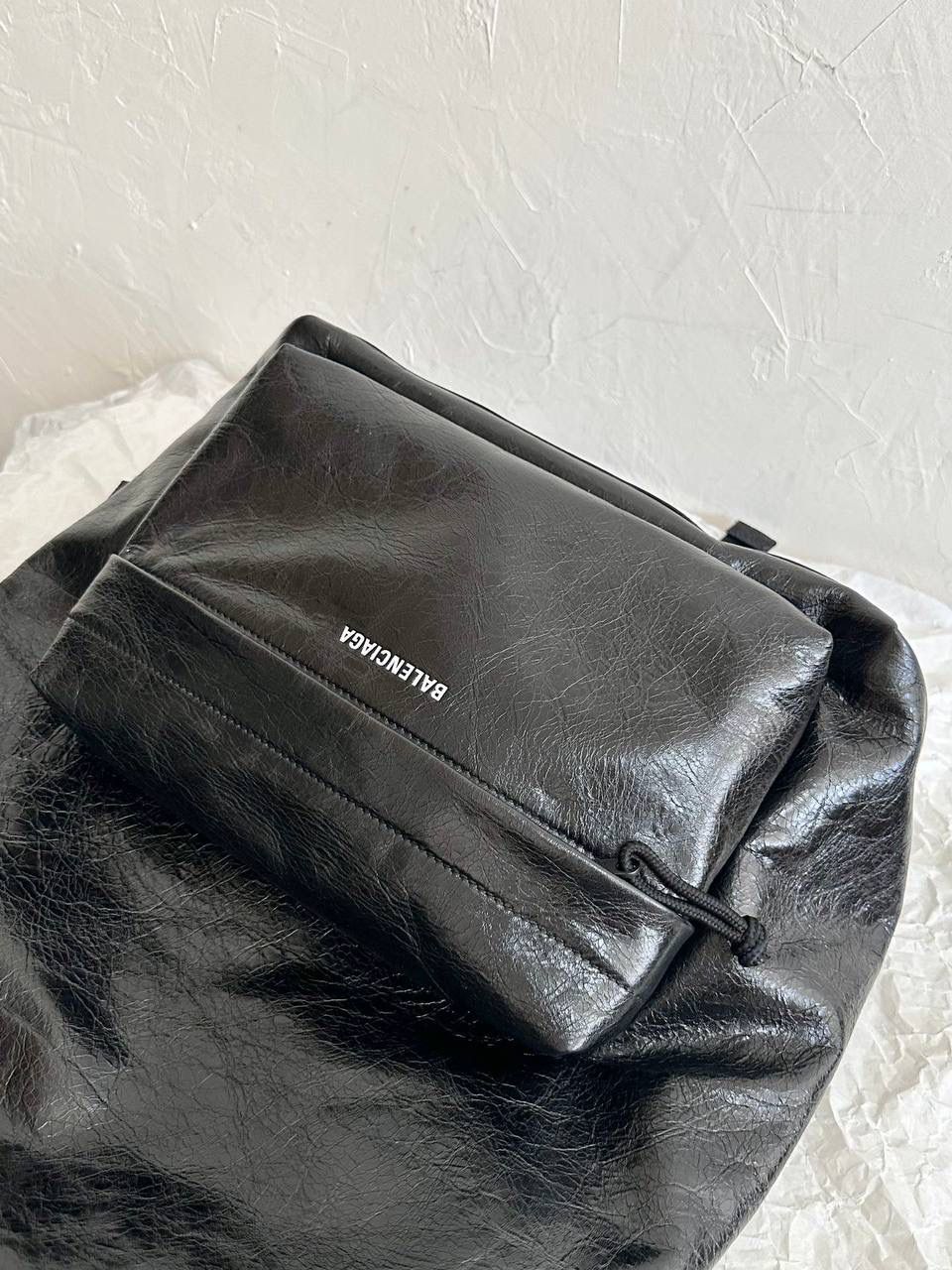 ba1enciaga explore 双肩包👣 其实日常就想背一个简单实用的双肩 而且质感还是需要好一些的，并且低调百搭的 这只explore 一定是一百分的 不出挑的版型真的很适合i人哈哈哈 电脑书本杂志通通都放得进 容量也是无敌大的，而且自重还轻哦～ 47×34.8×19.8cm503221m