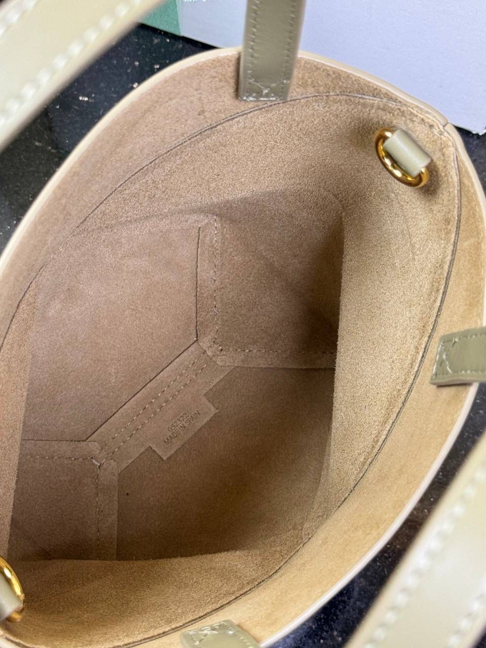 *𝐏𝐮𝐳𝐳𝐥𝐞 𝐅𝐨𝐥𝐝折叠手袋👜* ——全新【𝗡𝗘𝗪】升级‼️ 延续经典𝙋𝙪𝙯𝙯𝙡𝙚的标志性几何裁剪设计，新晋顶流🅰️𝙋𝙪𝙯𝙯𝙡𝙚 𝙁𝙤𝙡𝙚 𝙏𝙤𝙩𝙚以折纸包为灵感，升级成🉑完全折叠‼️的结构，立体与平面任意切换，出差旅行🧳必备单品。小牛皮材质轻且柔软，𝐌𝐢𝐧𝐢尺寸搭配一条可拆卸式肩带，手提，肩背，斜挎多样化背法✨ 尺寸：𝟏𝟔.𝟓-𝟗.𝟓-𝟐𝟎cm 款号：052322