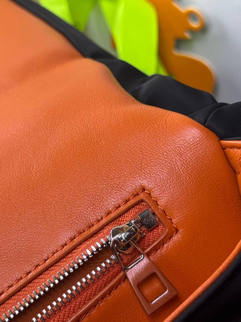 🎈尼龙𝗣𝘂𝗳𝗳𝗲𝗿 𝗚𝗼𝘆𝗮 ➖【邮差包黑色】 尺寸：𝟑𝟎-𝟏𝟎-𝟐𝟎.𝟓𝐜𝐦 编码：012124 该款邮差包外部由丝滑尼龙材质制成，内里搭配进口纳帕小羊皮，正面饰品牌标志性Logo，容量大😍 搭配一条可拆卸可调节的刺绣宽肩带，可肩带或者斜挎，磁扣开合，内部拉链口袋😎