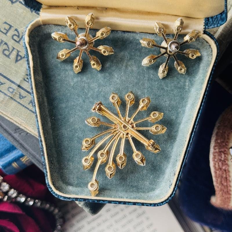 Vintage 1950s Milk Glass Sun-Ray Flower Jewelry Set - Brooch and Stud Earrings (MT1880)
