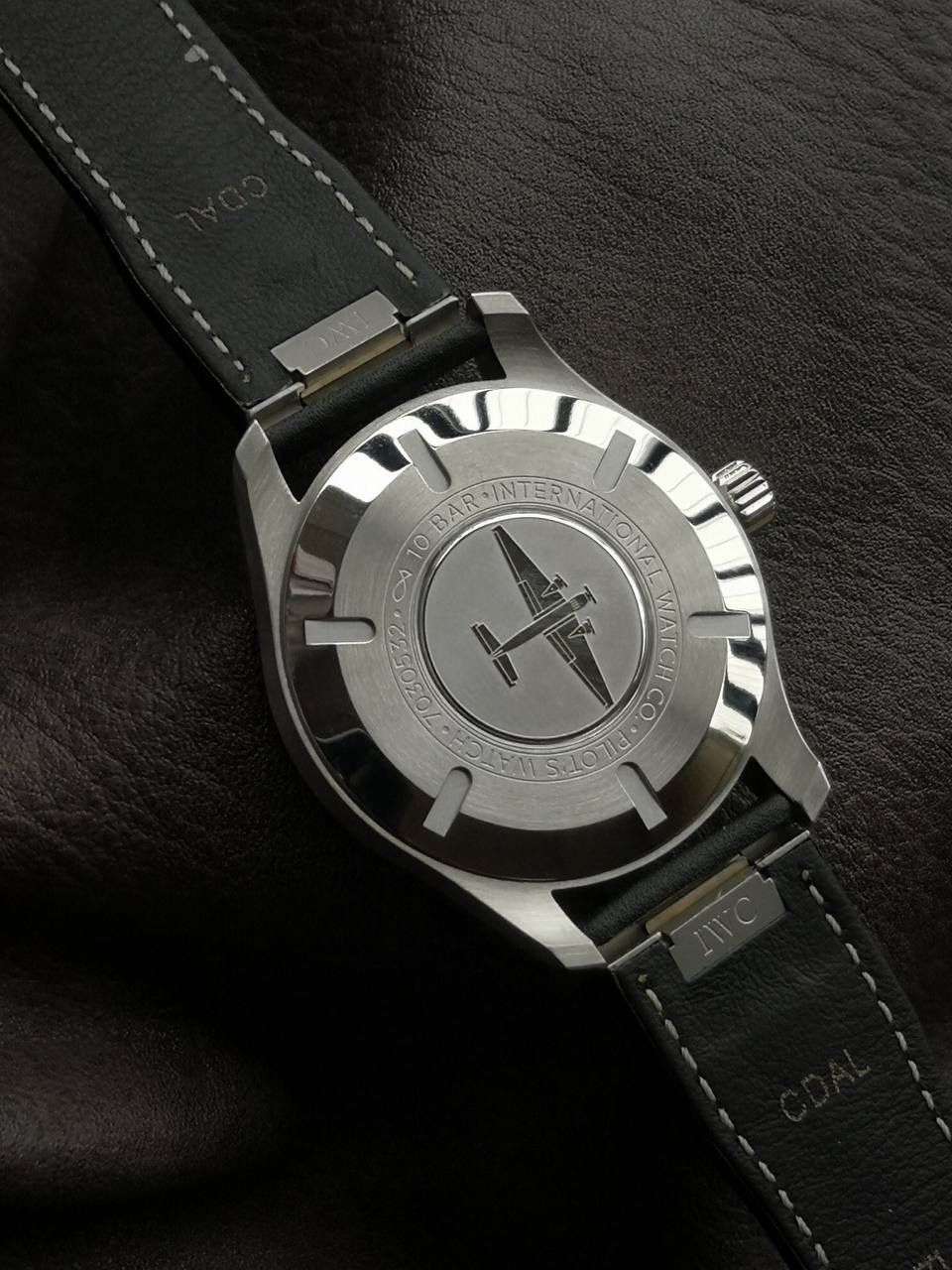 V7厂此款表盘与原装同样，仍配备通透度同步原装的进口双面防反光凸状蓝宝石镜面，刻度和时标依然保持白色印制工艺，与马克18的区别增加了3、6、9、12时标的长度，夜光条变化成夜光图层，阿拉伯数字时标则整体向表盘中央靠近，12点“IWC”标志略微上移，三角刻度也改为水滴夜光呈现全新的视觉比例。日历统一白底黑字台阶窗口也位同数字的一个圆轨道上，与背景形成更醒目对比，盘面上的荧光元素和指针在任何光线条件下，都能确保可读性。时针、分针现在经过镀铑处理，并且指针针尾有稍微做弯（注:有别于市场版本，v7细节把控向来严谨，放大来看亦无可挑剔） V7厂独家专用马克进口牛皮，其材料，做工，佩戴感100%同步原装，全新开模的表扣，打磨刻字功底扎实，表扣与表带均采用自拆装置，实用功能是EasX-CHANGE®简易更换系统，无需借助其他工具，可以轻松更换链带，难辨雌雄。这也是有别与市场版本特点。 V7厂仍采用进口瑞士全新SW300机芯，性能同样出色，精准恒久，无返修烦恼！V7亦同时提供亲民版的海鸥2892稳定版供选，其外观细节均与瑞士版本一样。