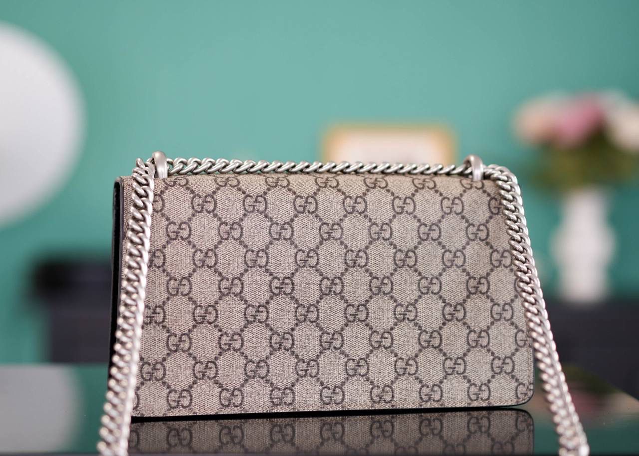 🥯GG。 Dionysus系列经典酒神 钻扣黑色25cm 正品售价¥24.000 新尺寸设计一出来让人拍手叫绝 GG的设计师真的太懂女人了 从前纠结大号太大小号太小的姐妹，这会可以冲了 最新的酒神钻扣新款虎头镶嵌上了施华洛世奇水晶钻，整个包洋气时尚特别气质 而且改良后的包身自重很轻，尺寸大小很完美 官方款号 499623 尺寸：25x13x7cm