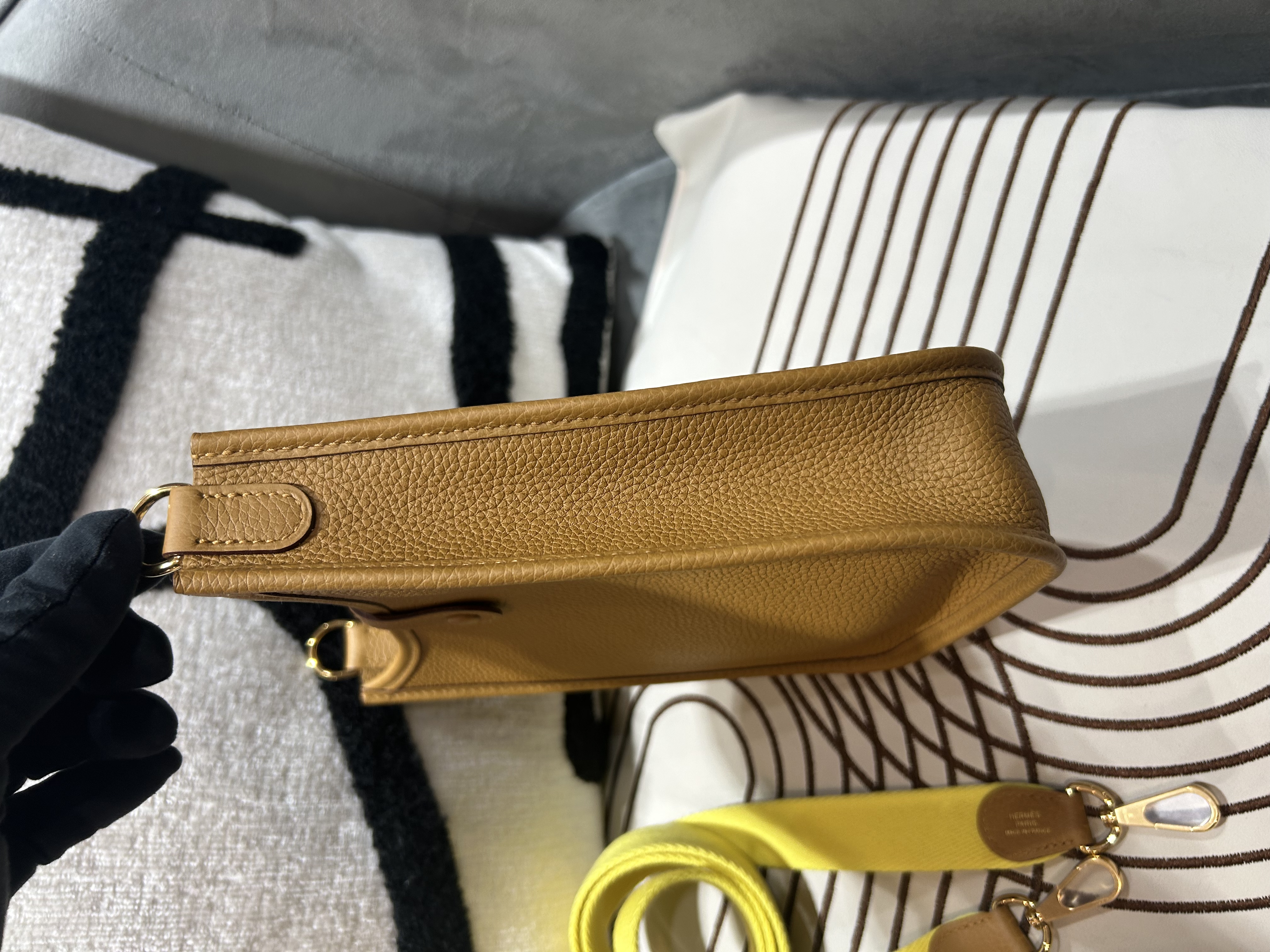 全新 Hermes mini evelyne ,芝麻色金扣 STAMP Z 100%Authentic ,全新未使用品  ✅strap ✅dust bag✅box