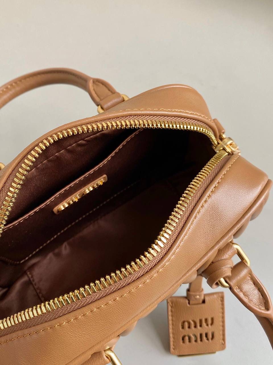 🈶焦糖小号， 𝗠𝗶𝘂𝗠𝗶𝘂褶皱保龄球小方包 火爆全网都不用多说，人手一只的程度 我们用的是进口小羊皮！非国产皮料 肉眼可见的细腻，软软糯糯触感非常好！ 他家经典独特的褶皱工艺，是要有一定厚度 底料太薄了都做不出它的饱满和弹性 更不是市场通货干瘪瘪的褶皱，实在太假 我们新合作的老师傅在这细节上扣的很认真 一缕一折都有zp的神韵，且做到对版！！ 追求高品质的来🔥⚡️ 13×19×6m #F0012m