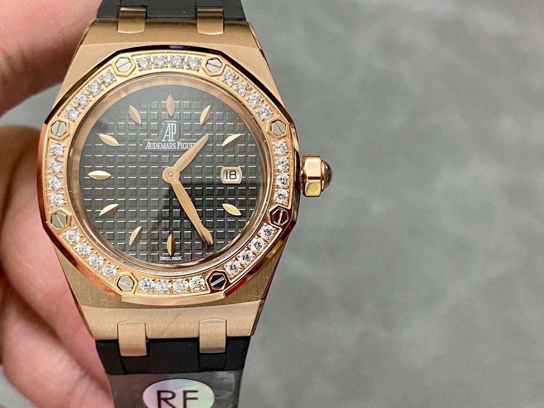 爱彼67601 尺寸33mm 全网女神看过来😍😍这款爱彼女表才是最具有性价比的… 爱彼皇家橡树系列型号67601石英腕表，皇家橡树系列独有的八角形外观还拥有爱彼独特的设计风格也将女士优雅风格融入其中，深受女明星们的爱戴，表带澳洲湾鳄鱼皮，即使只有33毫米的小尺寸，也将爱彼独有的纯净美感与刚毅线条展现的淋漓尽致💝💖💘而镶满钻石的表圈也为佩戴的女士增添了更多的柔美。（32颗明亮式切割美钻）巴蒂镶嵌一枚半透明凸面蓝宝石，搭载瑞士进口石英机芯，拥有实用的日历显示功能，女士们佩戴起来不会显得沉重 ！