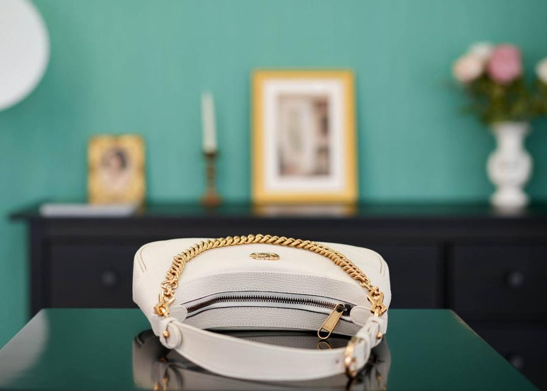 🥯Aphrodite系列小号新月造型肩背包 白色25cm 正品售价,500 复古又高级的新月造型，近期热搜新品 版型超正，实物真的超级美 山羊皮柔软但却耐造 三根肩带，实现多种背法~ 官方款号 731817 尺寸：25x 19x7cm