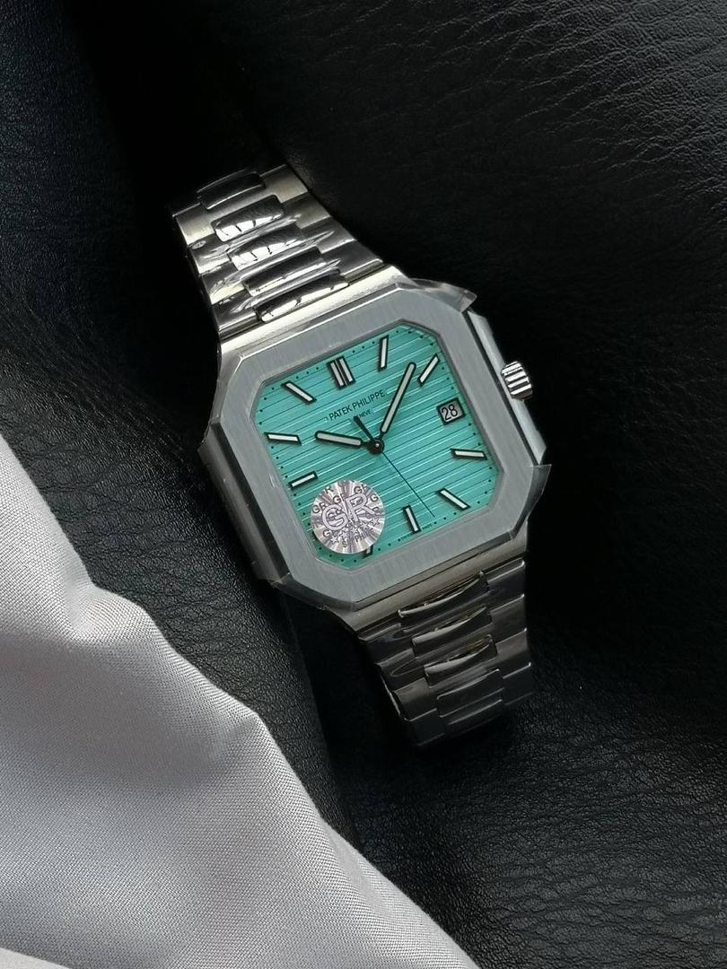 百达翡丽 方形 新系列CUBITUS 5821腕表 亮点特色：1️⃣机芯:搭载定制9015改Cal.26-330 SC一体机，调时不停秒，调时不停秒，摆轮位置均与正品一致，自动上链机芯。2️⃣钢带:316L定制级人体工程学表带，新扣款式。3️⃣表壳:尺寸45毫米厚度仅8.3mm，为表壳对角线长度(即10点位至4点位),因为表壳近似于方形，上下边的宽度会小于这一数值，所以视觉效果并不是很大。 搭配上，5821属于运动风格腕表，日常搭配正装和休闲风格也可以。