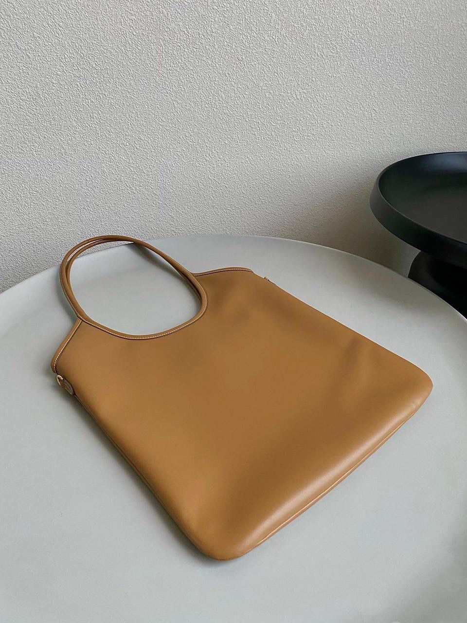 🈶棕色， 𝗠𝗶𝘂𝗠𝗶𝘂托特 拯救衣柜大爆款来了！ miu家最最最种草的一只大包 轻便 百搭又实用，出gai年度top☝🏻 要抢疯了的节奏，真的超爱 ！！快冲 35×40cm #F0110m