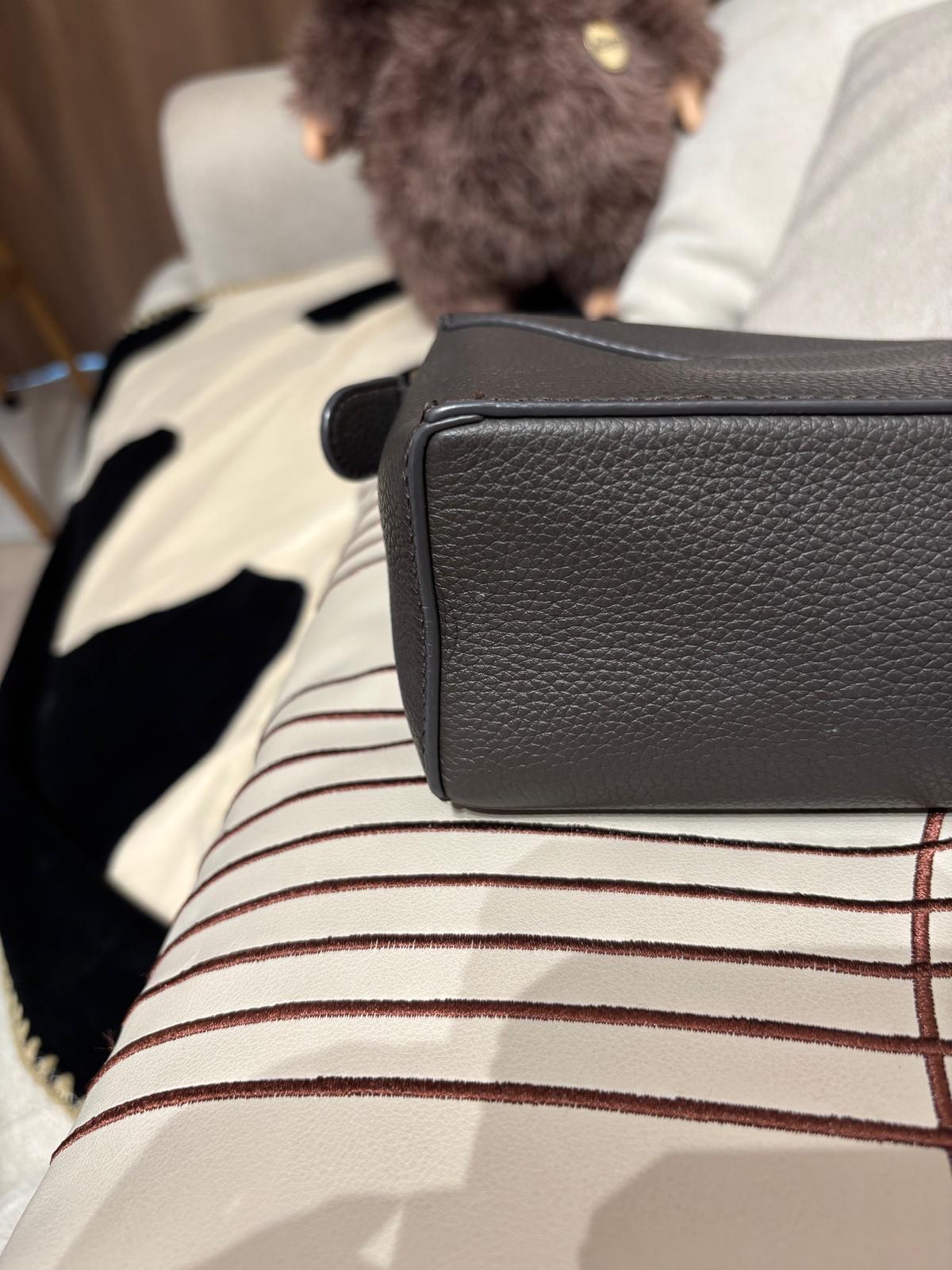 Loewe Puzzle Edge Mini 粒粒牛皮 100%Authentic, 98%New ✅Dust bag✅booklet✅肩帶
