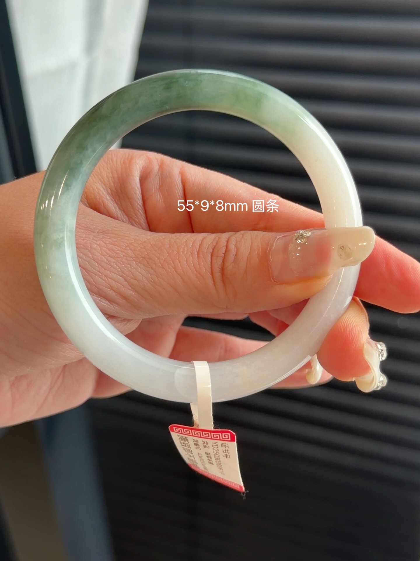 ✨ 马来西亚现货 ✨精品手镯 · 实物更美55圆条 半山水翡翠手镯 💎 尺寸圈口：55mm ｜ 宽度：9mm ｜ 厚度：8mm💰Rm1880.00 (有纹不扣)📄 附权威证书🕊 支持鉴赏期🌍 全球配送喜欢的宝宝欢迎 DM 💌先到先得，不留#马来西亚翡翠 #怡保 #吉隆坡 #新山 #新加坡